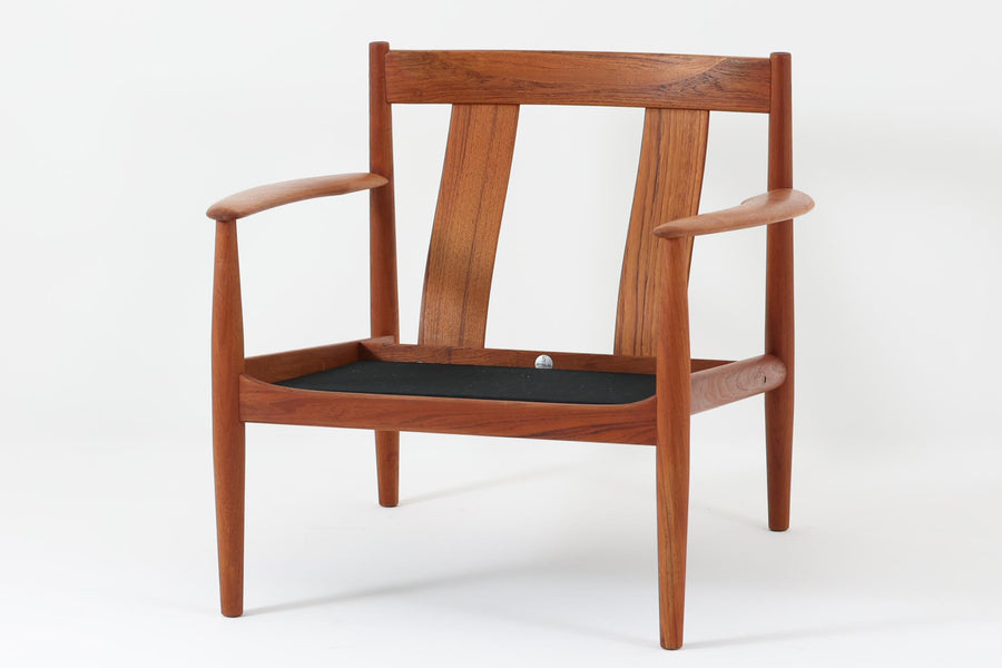 こちらは、Grete Jalkが1962年にデザインしたイージーチェア「model 118」です。全体に美しい曲線が取り入れられており、特にアームと背もたれの流れるようなラインが印象的なデザインです。製造は、現在は廃業しているFrance & Son社によるもので、ヴィンテージ品としてのみ入手可能な希少な一品です。クッション内部にはスプリングが内蔵されており、快適な座り心地です。デザイン性と実用性を兼ね備えた、北欧家具の名作です。