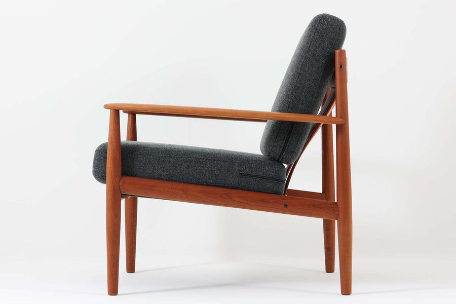こちらは、Grete Jalkが1962年にデザインしたイージーチェア「model 118」です。全体に美しい曲線が取り入れられており、特にアームと背もたれの流れるようなラインが印象的なデザインです。製造は、現在は廃業しているFrance & Son社によるもので、ヴィンテージ品としてのみ入手可能な希少な一品です。クッション内部にはスプリングが内蔵されており、快適な座り心地です。デザイン性と実用性を兼ね備えた、北欧家具の名作です。