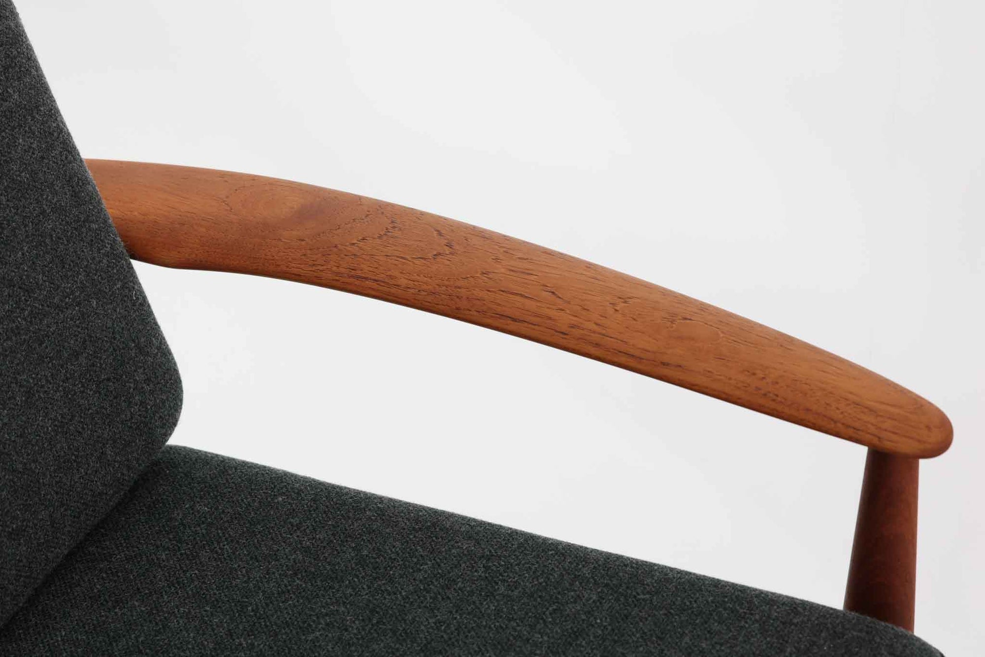 こちらは、Grete Jalkが1962年にデザインしたイージーチェア「model 118」です。全体に美しい曲線が取り入れられており、特にアームと背もたれの流れるようなラインが印象的なデザインです。製造は、現在は廃業しているFrance &amp; Son社によるもので、ヴィンテージ品としてのみ入手可能な希少な一品です。クッション内部にはスプリングが内蔵されており、快適な座り心地です。デザイン性と実用性を兼ね備えた、北欧家具の名作です。