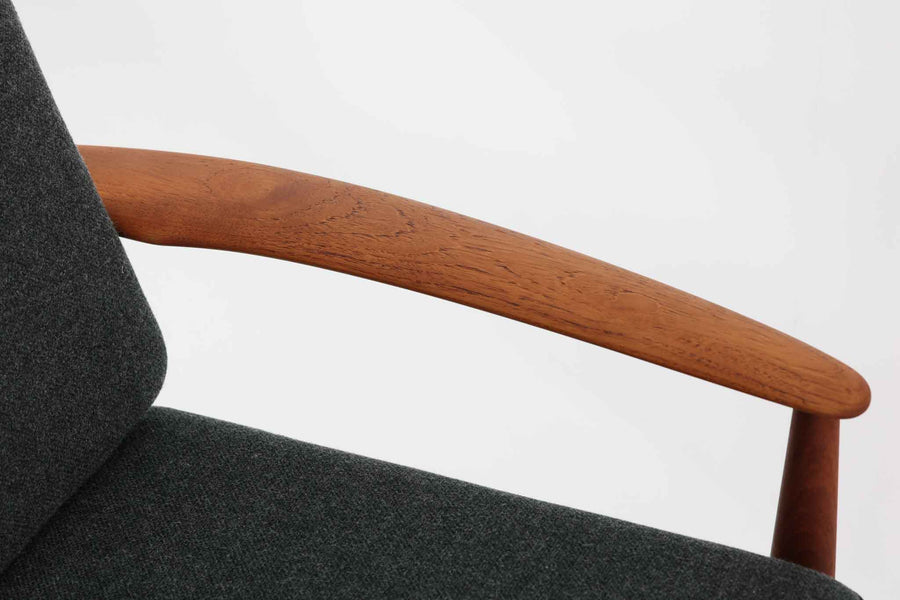 こちらは、Grete Jalkが1962年にデザインしたイージーチェア「model 118」です。全体に美しい曲線が取り入れられており、特にアームと背もたれの流れるようなラインが印象的なデザインです。製造は、現在は廃業しているFrance & Son社によるもので、ヴィンテージ品としてのみ入手可能な希少な一品です。クッション内部にはスプリングが内蔵されており、快適な座り心地です。デザイン性と実用性を兼ね備えた、北欧家具の名作です。