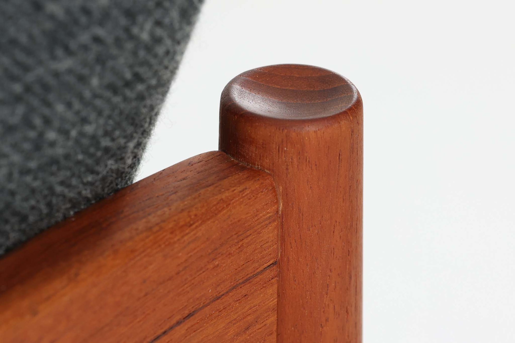 こちらは、Grete Jalkが1962年にデザインしたイージーチェア「model 118」です。全体に美しい曲線が取り入れられており、特にアームと背もたれの流れるようなラインが印象的なデザインです。製造は、現在は廃業しているFrance &amp; Son社によるもので、ヴィンテージ品としてのみ入手可能な希少な一品です。クッション内部にはスプリングが内蔵されており、快適な座り心地です。デザイン性と実用性を兼ね備えた、北欧家具の名作です。