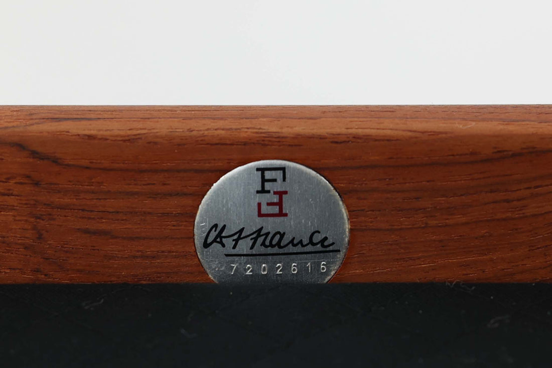 こちらは、Grete Jalkが1962年にデザインしたイージーチェア「model 118」です。全体に美しい曲線が取り入れられており、特にアームと背もたれの流れるようなラインが印象的なデザインです。製造は、現在は廃業しているFrance & Son社によるもので、ヴィンテージ品としてのみ入手可能な希少な一品です。クッション内部にはスプリングが内蔵されており、快適な座り心地です。デザイン性と実用性を兼ね備えた、北欧家具の名作です。