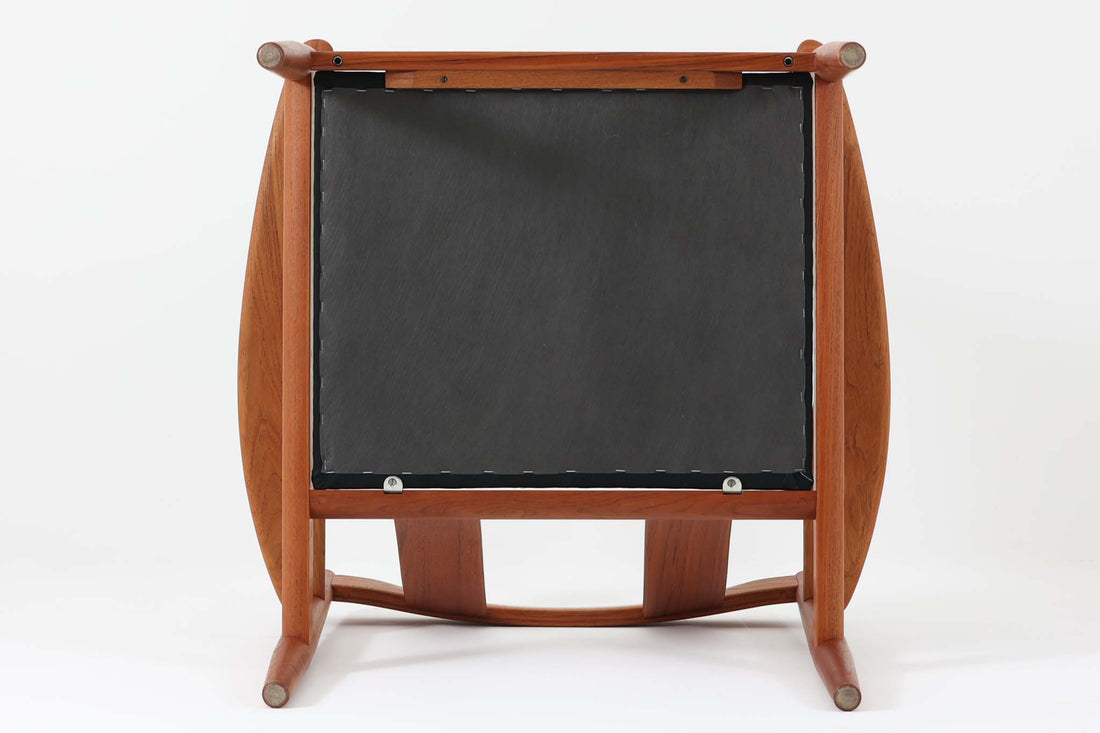 こちらは、Grete Jalkが1962年にデザインしたイージーチェア「model 118」です。全体に美しい曲線が取り入れられており、特にアームと背もたれの流れるようなラインが印象的なデザインです。製造は、現在は廃業しているFrance & Son社によるもので、ヴィンテージ品としてのみ入手可能な希少な一品です。クッション内部にはスプリングが内蔵されており、快適な座り心地です。デザイン性と実用性を兼ね備えた、北欧家具の名作です。