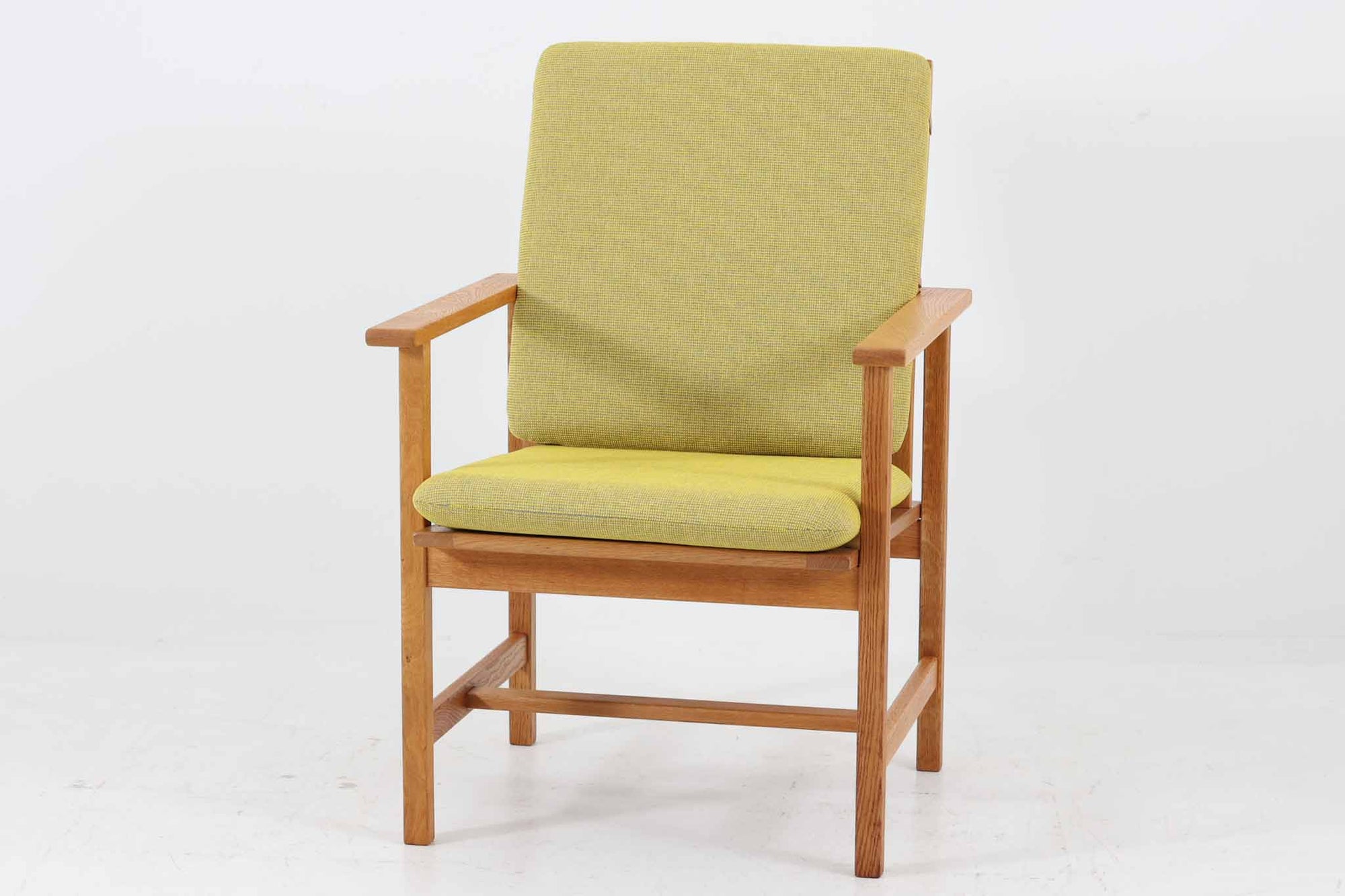 日本でも人気が高いボーエ・モーエンセンによる、チェア　"model 2257"です。シンプルなデザインと強度と快適性を両立させた、軽量な四角形のフレームが特徴的です。良質なオーク材が使用されています。