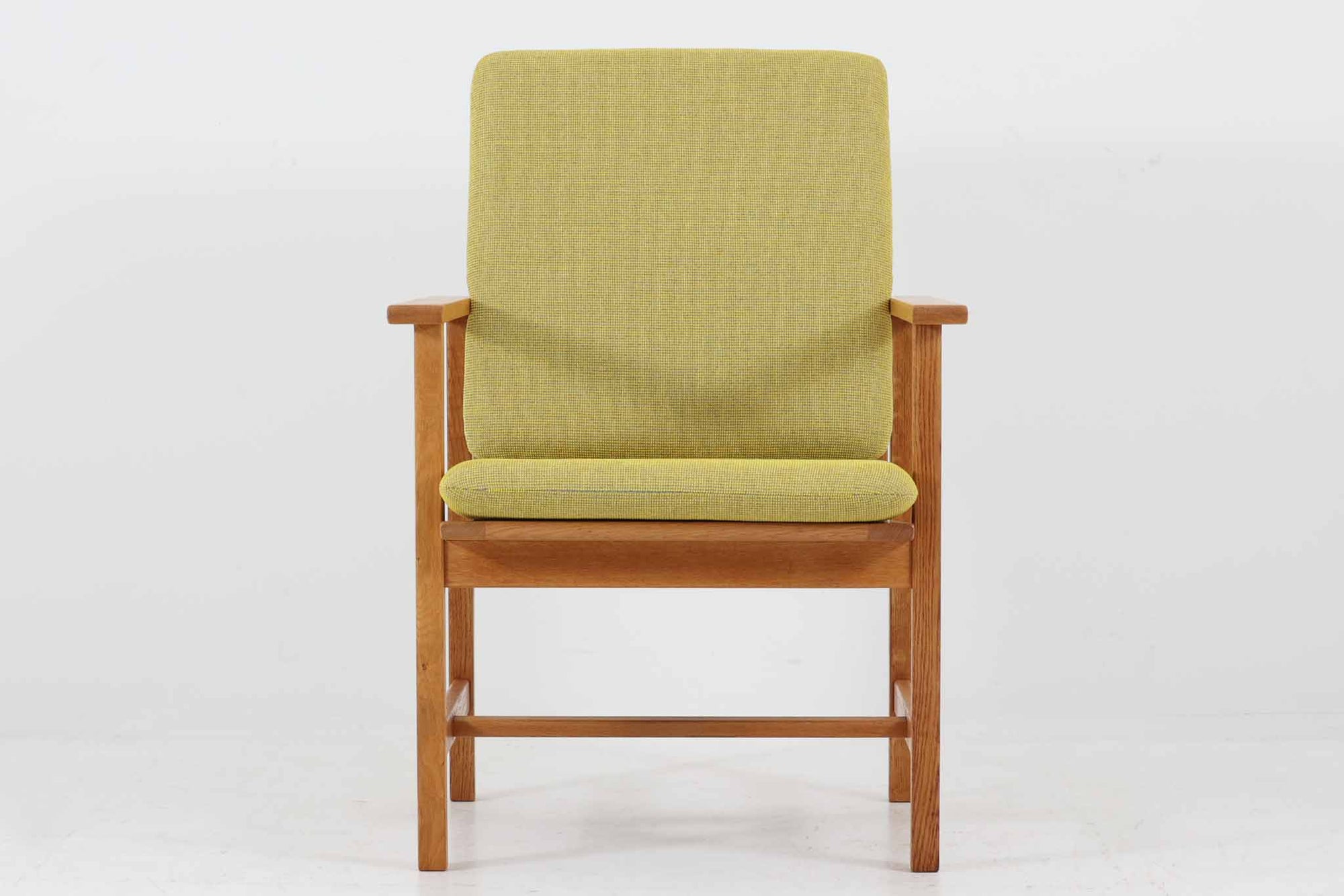 日本でも人気が高いボーエ・モーエンセンによる、チェア　"model 2257"です。シンプルなデザインと強度と快適性を両立させた、軽量な四角形のフレームが特徴的です。良質なオーク材が使用されています。