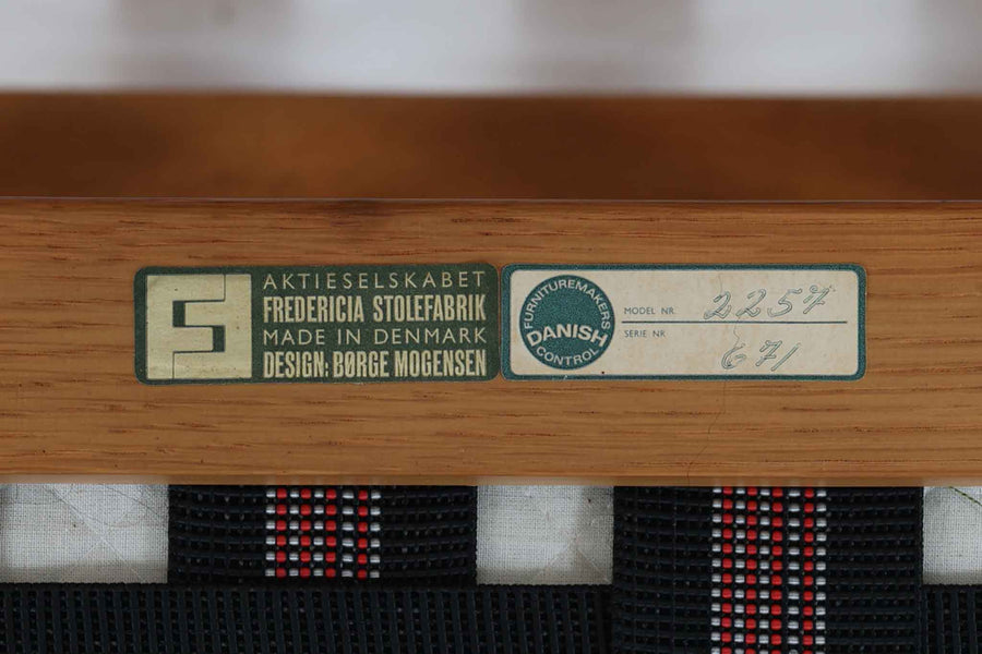 日本でも人気が高いボーエ・モーエンセンによる、チェア　"model 2257"です。シンプルなデザインと強度と快適性を両立させた、軽量な四角形のフレームが特徴的です。良質なオーク材が使用されています。