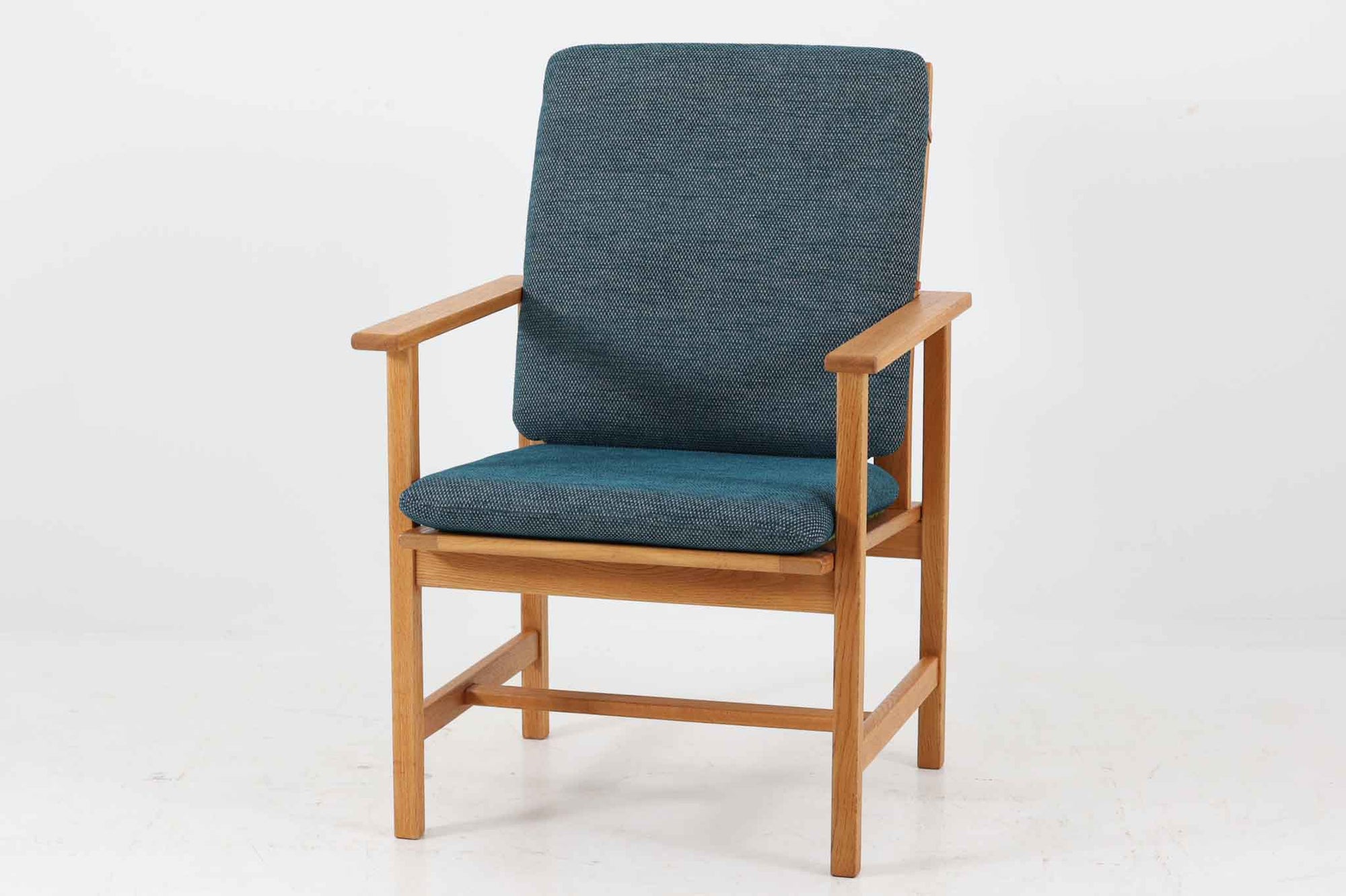 日本でも人気が高いボーエ・モーエンセンによる、チェア　"model 2257"です。シンプルなデザインと強度と快適性を両立させた、軽量な四角形のフレームが特徴的です。良質なオーク材が使用されています。