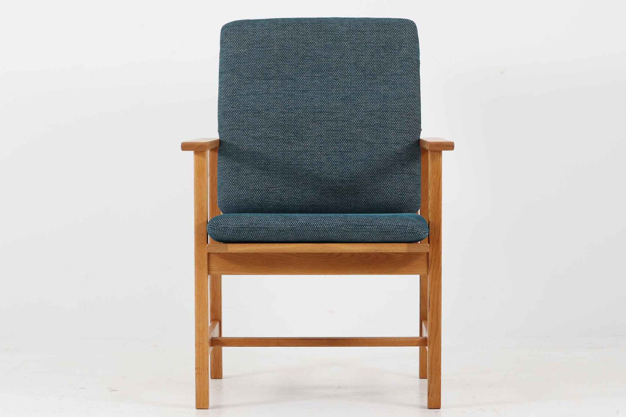 日本でも人気が高いボーエ・モーエンセンによる、チェア　"model 2257"です。シンプルなデザインと強度と快適性を両立させた、軽量な四角形のフレームが特徴的です。良質なオーク材が使用されています。