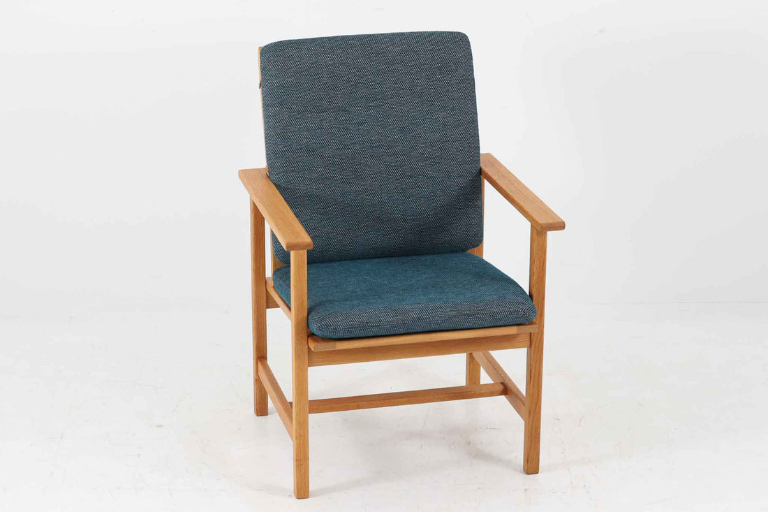 日本でも人気が高いボーエ・モーエンセンによる、チェア　"model 2257"です。シンプルなデザインと強度と快適性を両立させた、軽量な四角形のフレームが特徴的です。良質なオーク材が使用されています。