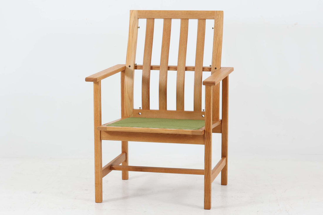 日本でも人気が高いボーエ・モーエンセンによる、チェア　"model 2257"です。シンプルなデザインと強度と快適性を両立させた、軽量な四角形のフレームが特徴的です。良質なオーク材が使用されています。