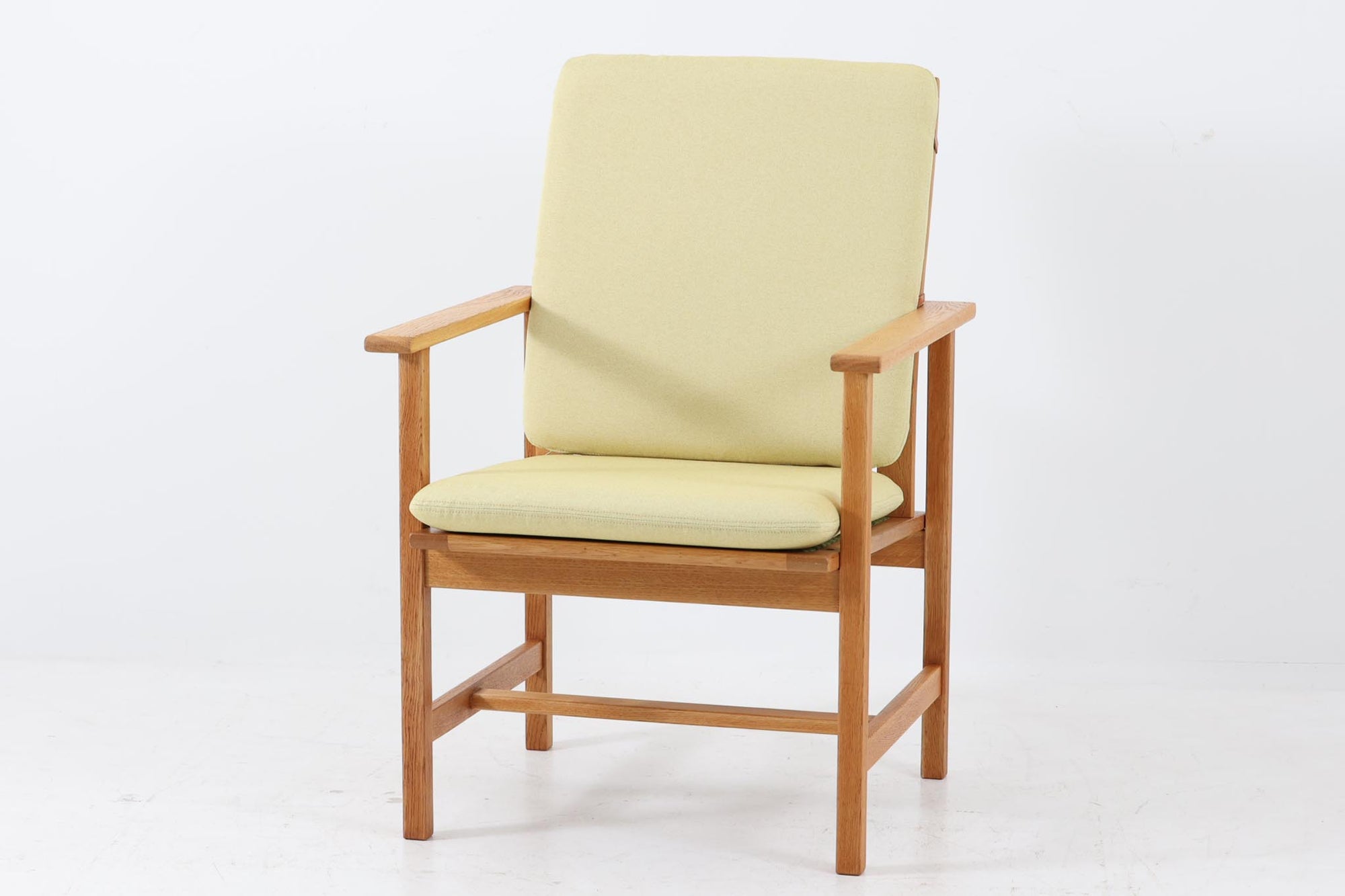 日本でも人気が高いボーエ・モーエンセンによる、チェア　"model 2257"です。シンプルなデザインと強度と快適性を両立させた、軽量な四角形のフレームが特徴的です。良質なオーク材が使用されています。