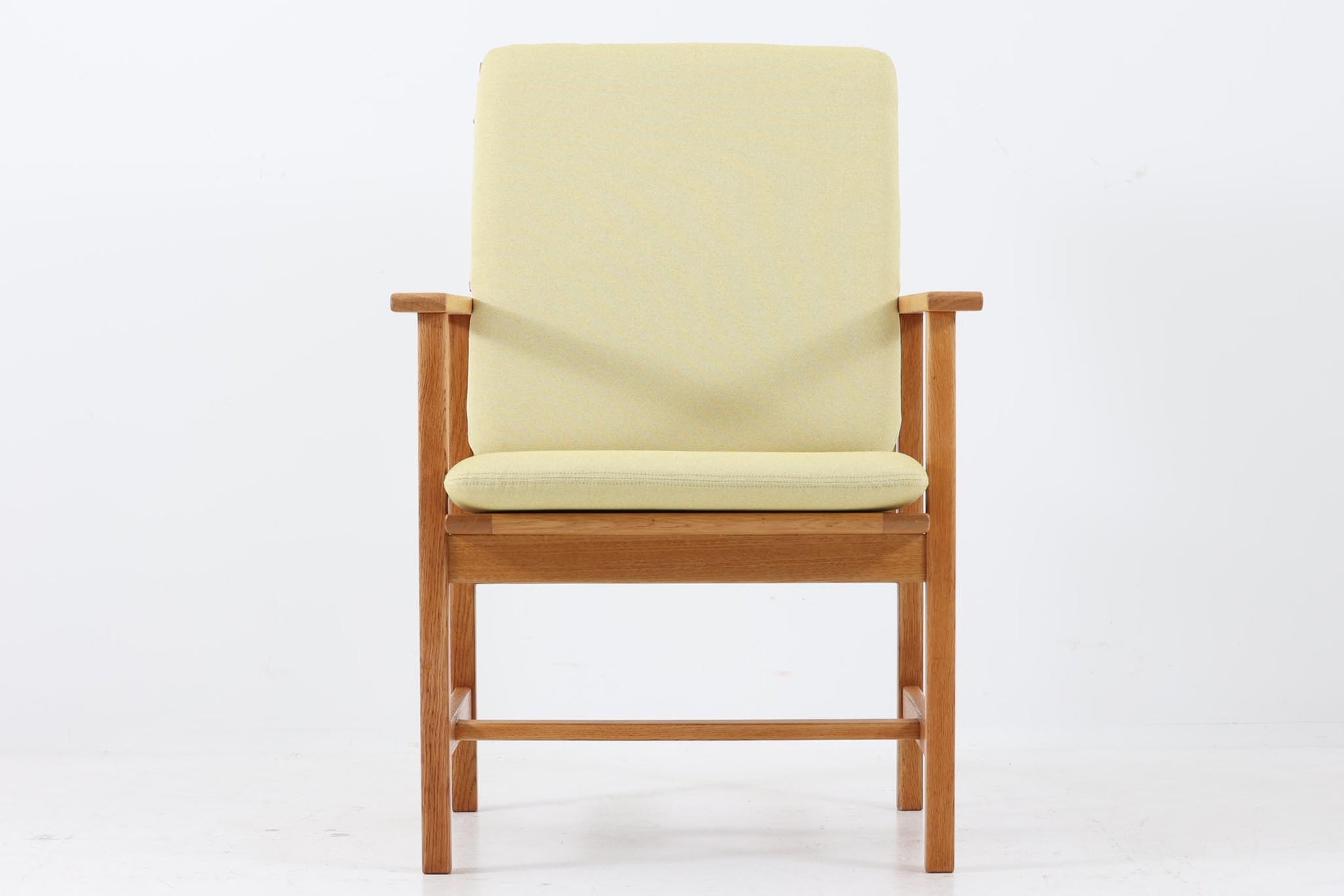 日本でも人気が高いボーエ・モーエンセンによる、チェア　"model 2257"です。シンプルなデザインと強度と快適性を両立させた、軽量な四角形のフレームが特徴的です。良質なオーク材が使用されています。