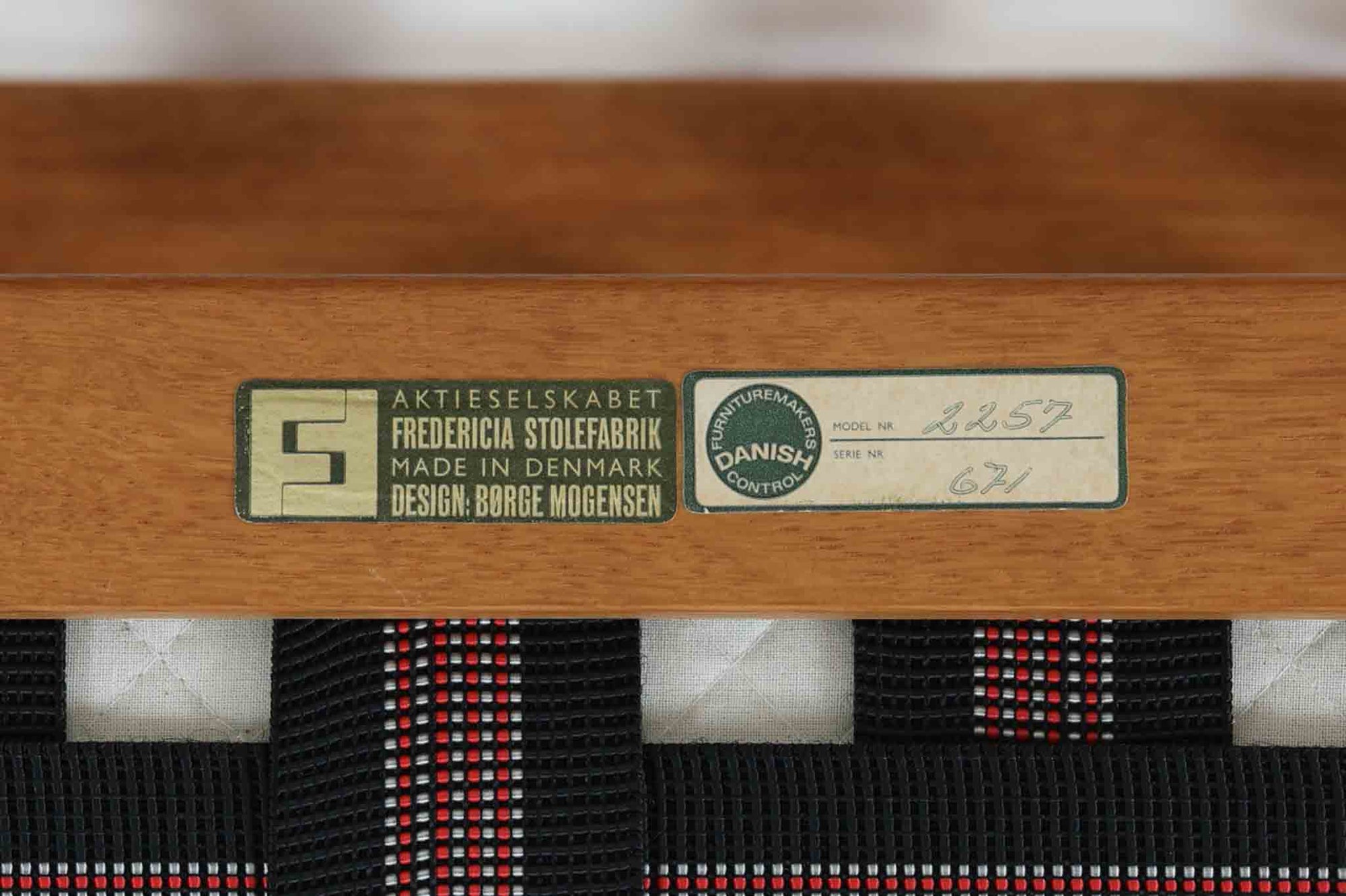 日本でも人気が高いボーエ・モーエンセンによる、チェア　"model 2257"です。シンプルなデザインと強度と快適性を両立させた、軽量な四角形のフレームが特徴的です。良質なオーク材が使用されています。