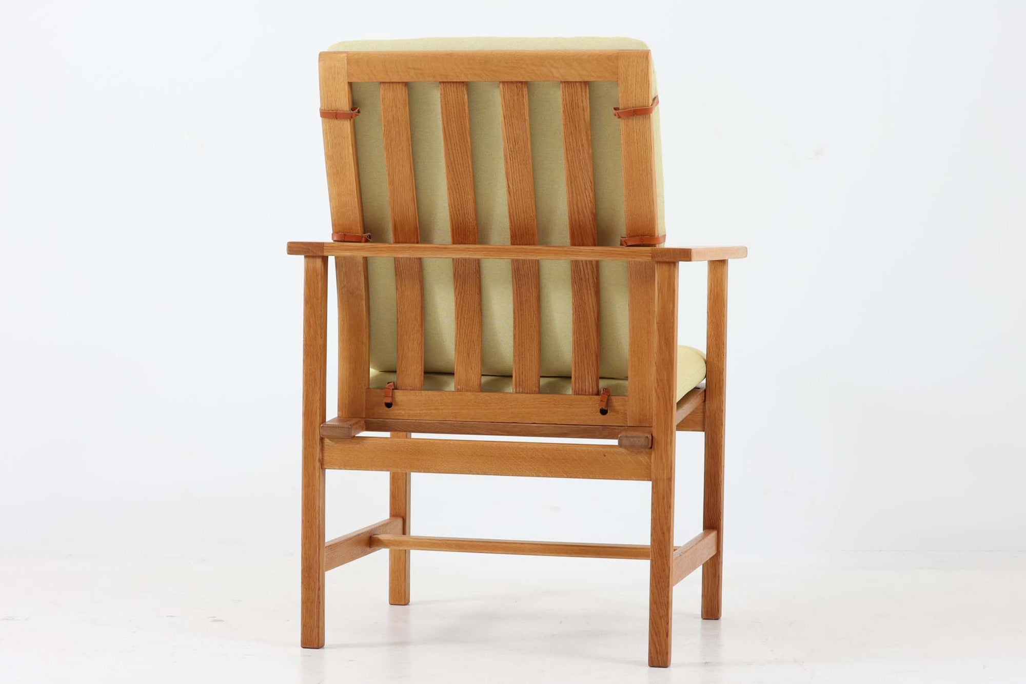 日本でも人気が高いボーエ・モーエンセンによる、チェア　"model 2257"です。シンプルなデザインと強度と快適性を両立させた、軽量な四角形のフレームが特徴的です。良質なオーク材が使用されています。