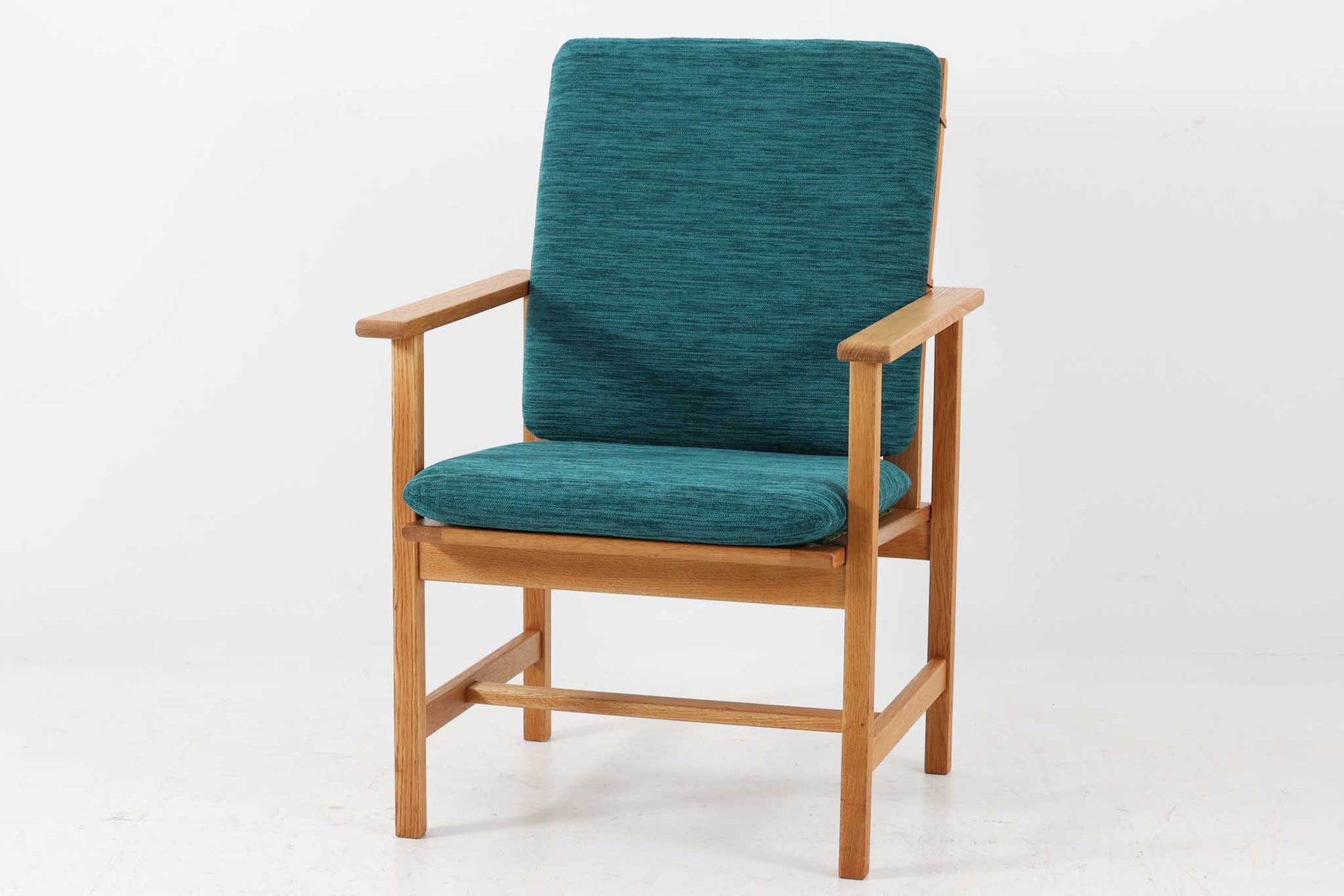 日本でも人気が高いボーエ・モーエンセンによる、チェア　"model 2257"です。シンプルなデザインと強度と快適性を両立させた、軽量な四角形のフレームが特徴的です。良質なオーク材が使用されています。