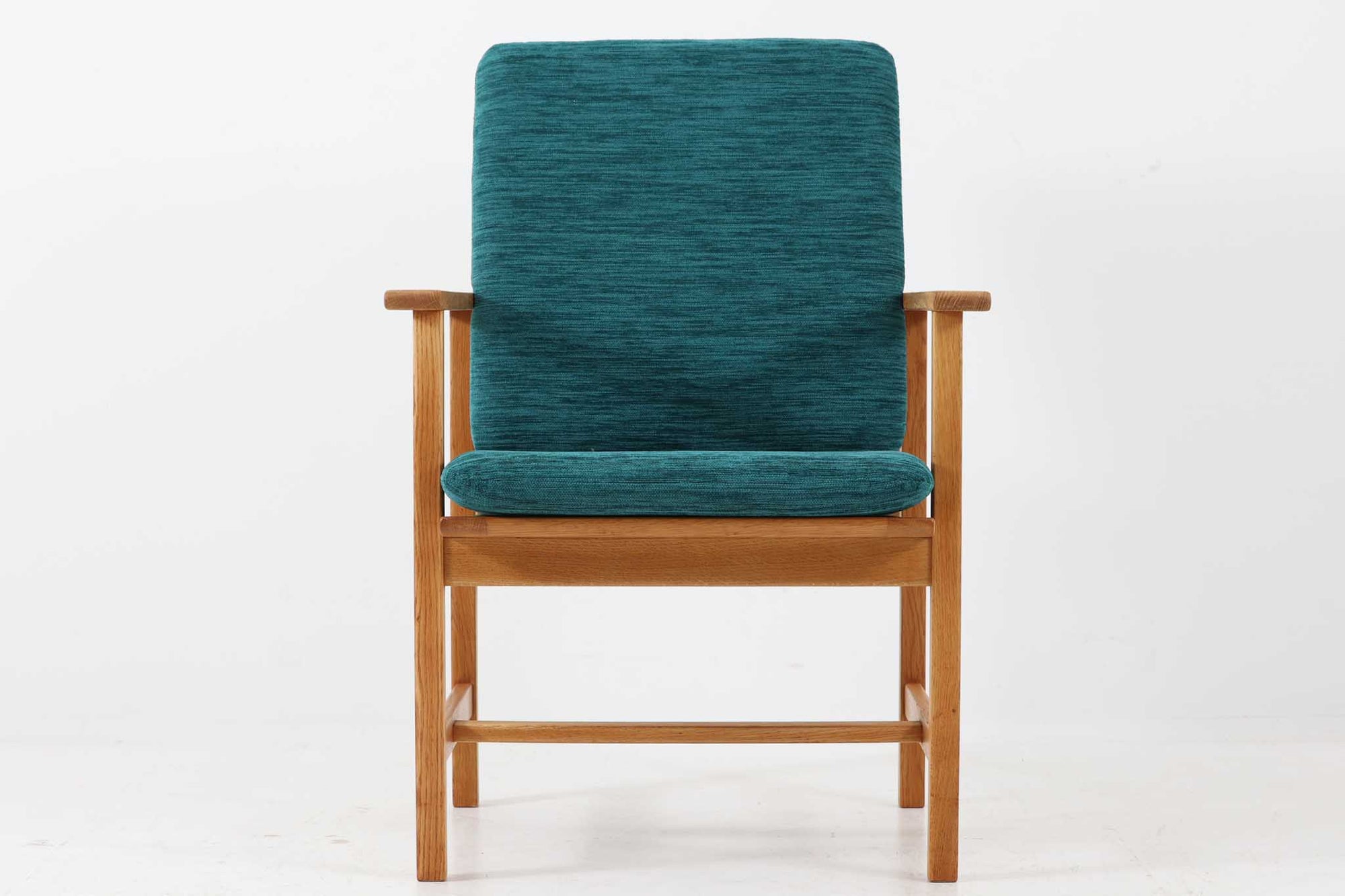 日本でも人気が高いボーエ・モーエンセンによる、チェア　"model 2257"です。シンプルなデザインと強度と快適性を両立させた、軽量な四角形のフレームが特徴的です。良質なオーク材が使用されています。