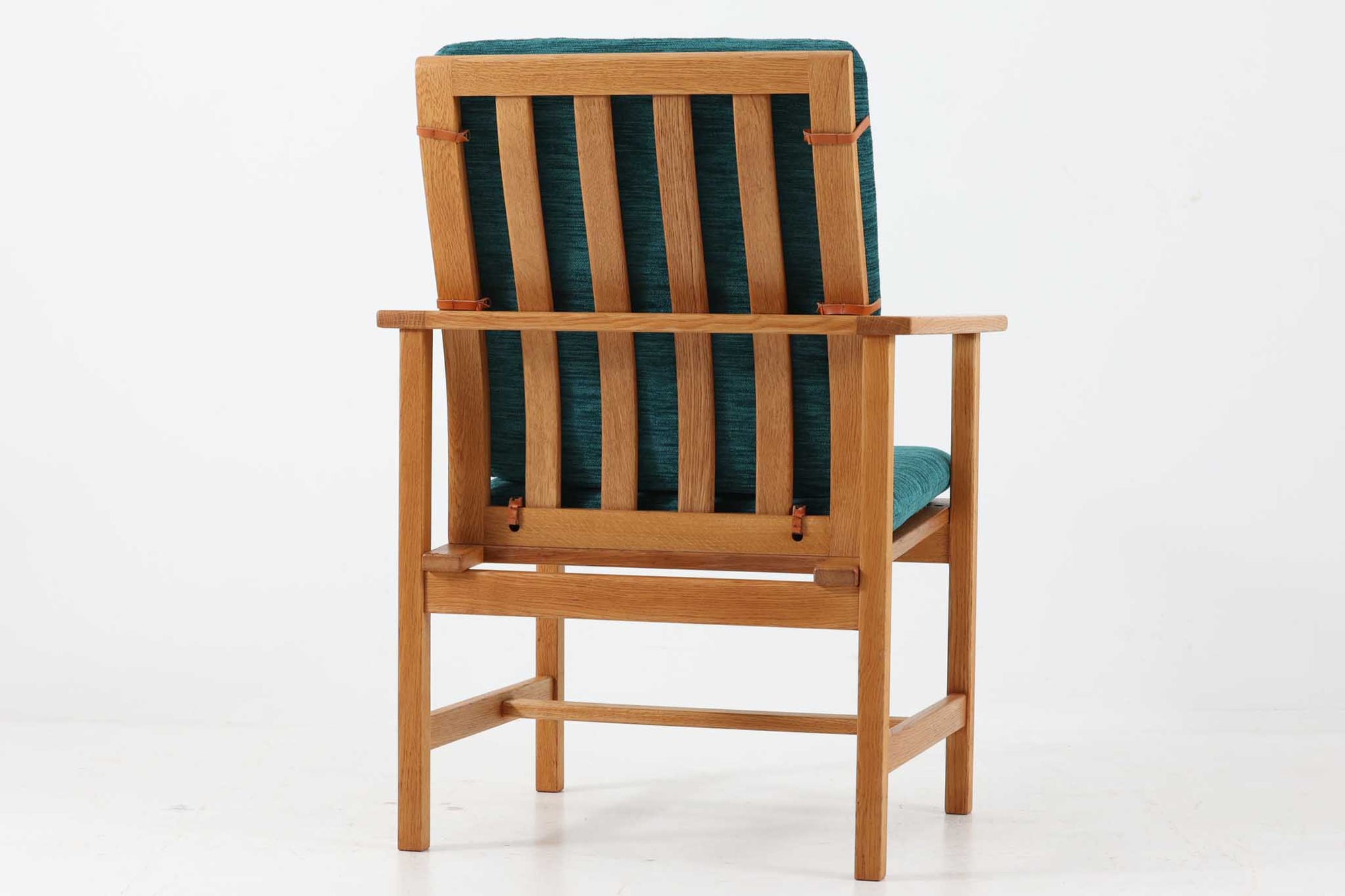 日本でも人気が高いボーエ・モーエンセンによる、チェア　"model 2257"です。シンプルなデザインと強度と快適性を両立させた、軽量な四角形のフレームが特徴的です。良質なオーク材が使用されています。