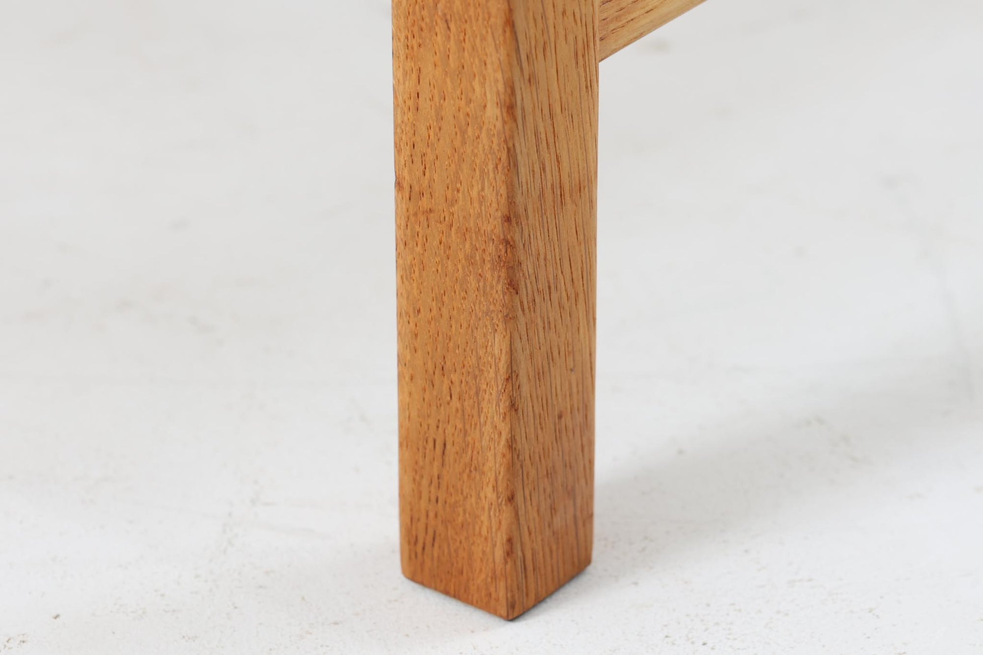 日本でも人気が高いボーエ・モーエンセンによる、チェア　"model 2257"です。シンプルなデザインと強度と快適性を両立させた、軽量な四角形のフレームが特徴的です。良質なオーク材が使用されています。