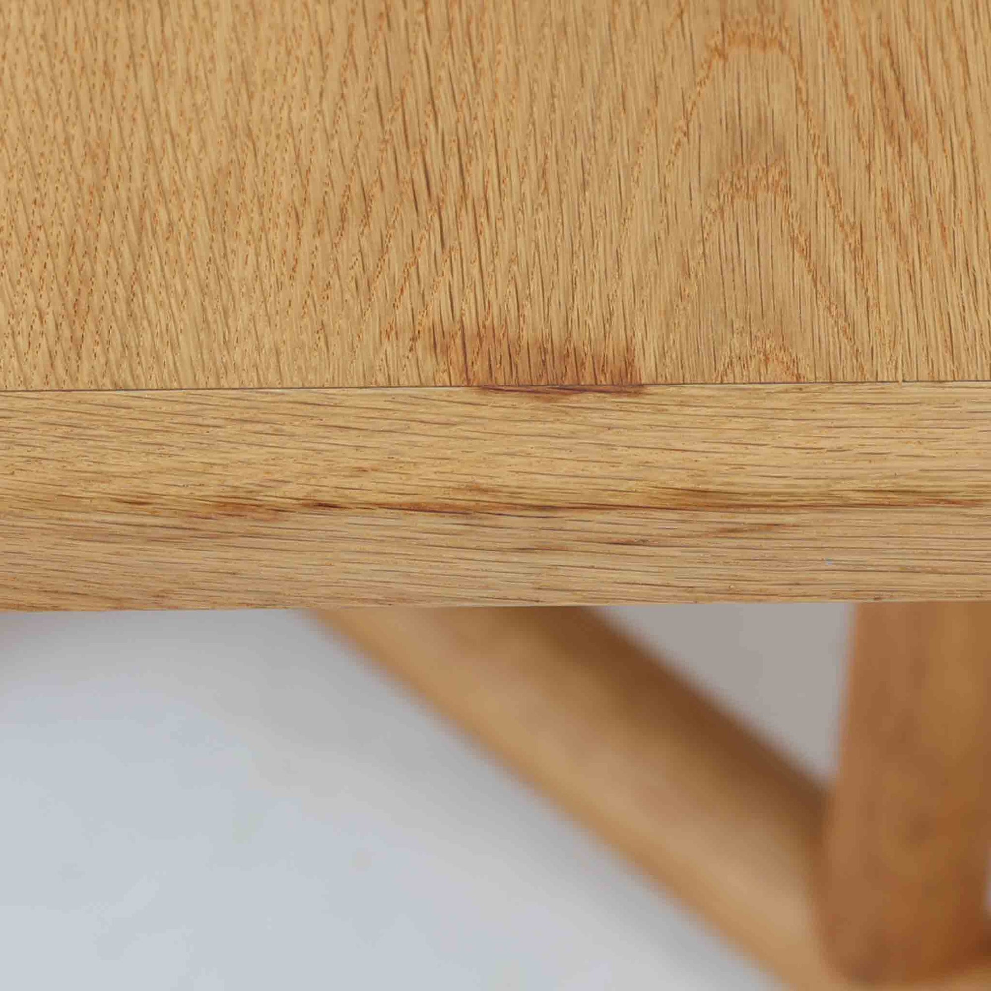 デンマークのデザイナー、Kurt Ostervig（カート・ウストヴィ）が手がけ、Jason Mobler社から発表された円形エクステンションダイニングテーブル。美しいオーク材の木目と、円形から楕円形へと広がる機能性を兼ね備えた一台です。交差する脚部の構造が彫刻的な存在感を放ち、視覚的な安定感も演出します。中央のリーフを追加することで来客時にも対応でき、実用性とデザイン性を両立。経年によるオーク材の味わい深い表情と丁寧な仕上げが、北欧ビンテージ家具ならではの魅力を感じさせます。ダイニングだけでなく、作業台としての使用にもおすすめです。