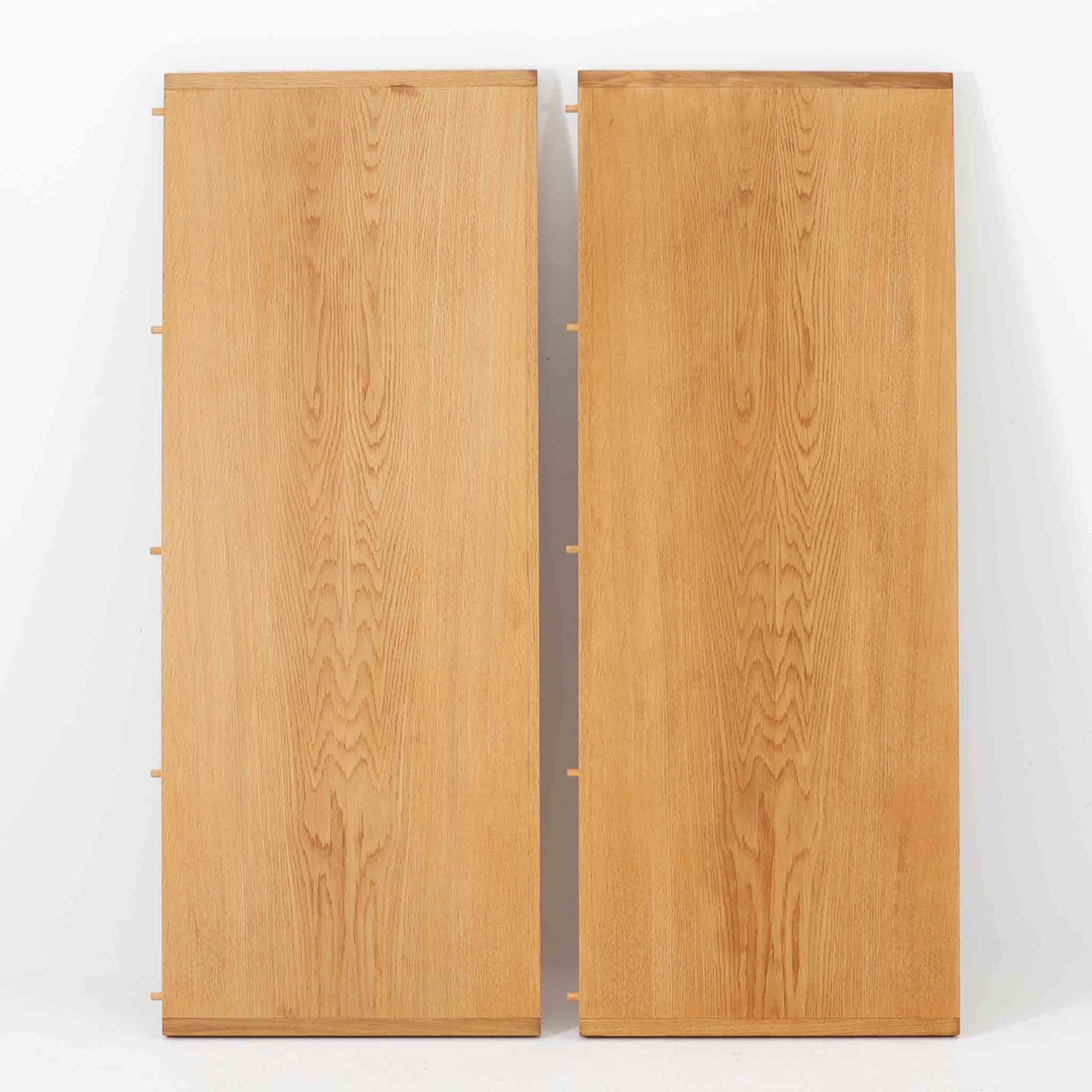 デンマークのデザイナー、Kurt Ostervig（カート・ウストヴィ）が手がけ、Jason Mobler社から発表された円形エクステンションダイニングテーブル。美しいオーク材の木目と、円形から楕円形へと広がる機能性を兼ね備えた一台です。交差する脚部の構造が彫刻的な存在感を放ち、視覚的な安定感も演出します。中央のリーフを追加することで来客時にも対応でき、実用性とデザイン性を両立。経年によるオーク材の味わい深い表情と丁寧な仕上げが、北欧ビンテージ家具ならではの魅力を感じさせます。ダイニングだけでなく、作業台としての使用にもおすすめです。