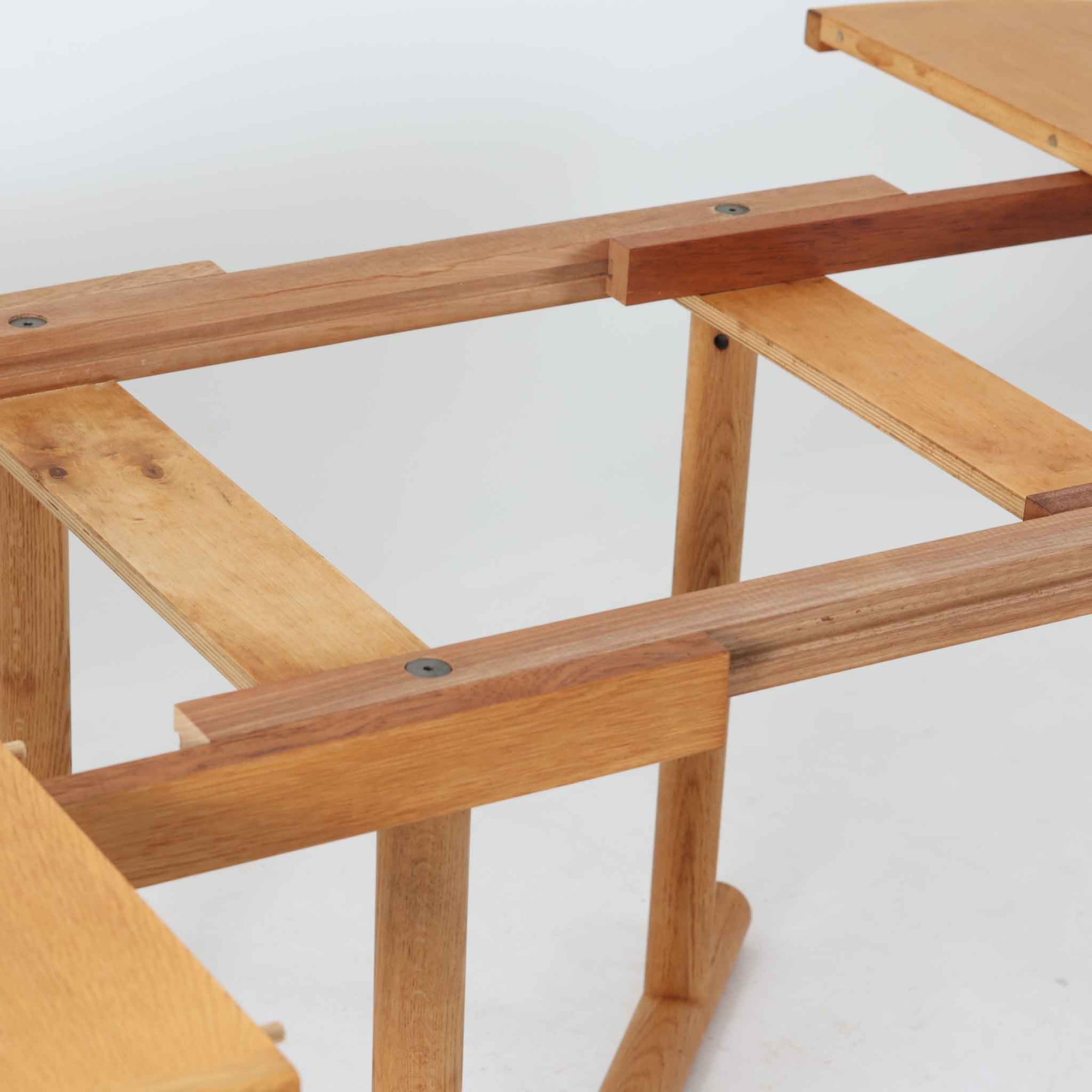 デンマークのデザイナー、Kurt Ostervig（カート・ウストヴィ）が手がけ、Jason Mobler社から発表された円形エクステンションダイニングテーブル。美しいオーク材の木目と、円形から楕円形へと広がる機能性を兼ね備えた一台です。交差する脚部の構造が彫刻的な存在感を放ち、視覚的な安定感も演出します。中央のリーフを追加することで来客時にも対応でき、実用性とデザイン性を両立。経年によるオーク材の味わい深い表情と丁寧な仕上げが、北欧ビンテージ家具ならではの魅力を感じさせます。ダイニングだけでなく、作業台としての使用にもおすすめです。