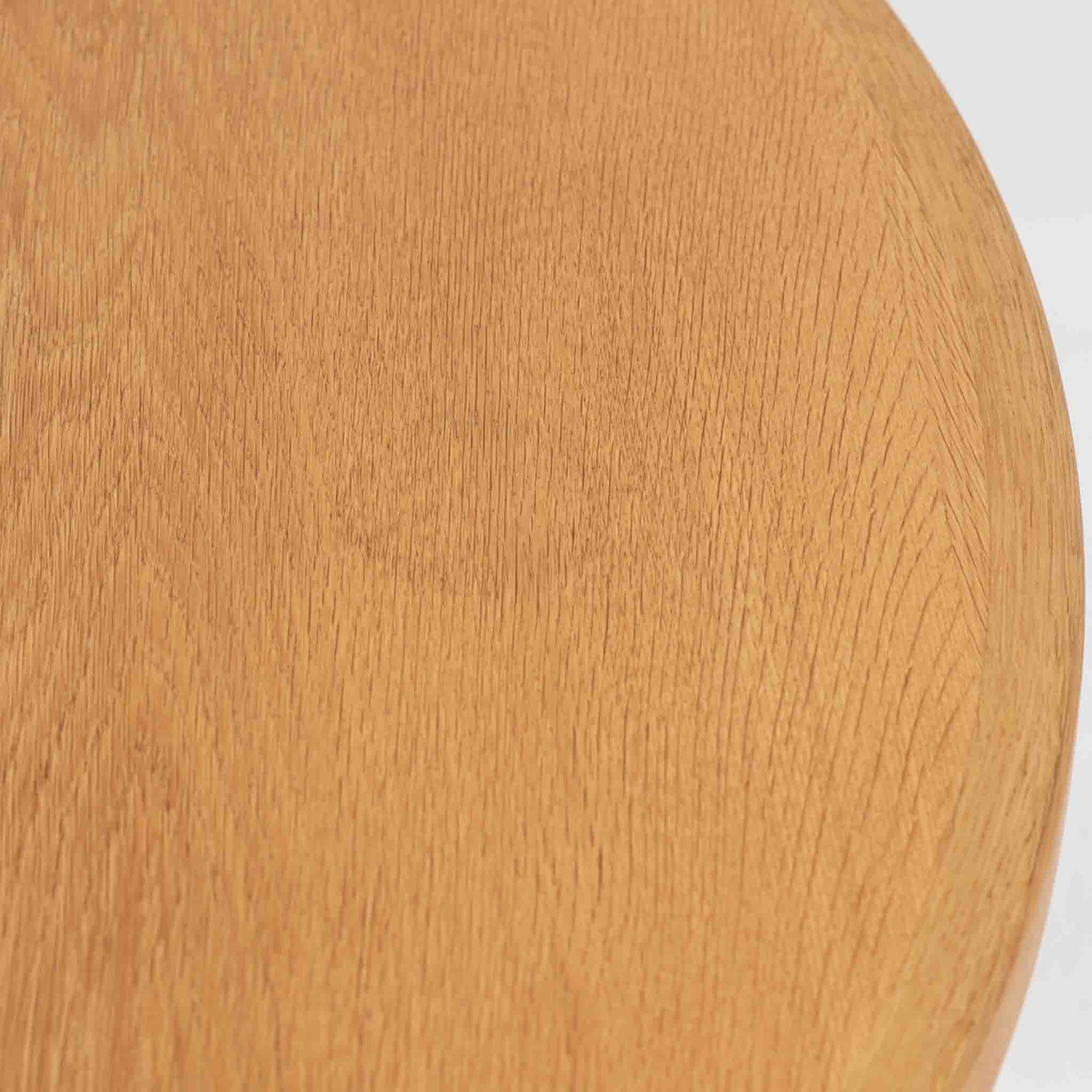 デンマークのデザイナー、Kurt Ostervig（カート・ウストヴィ）が手がけ、Jason Mobler社から発表された円形エクステンションダイニングテーブル。美しいオーク材の木目と、円形から楕円形へと広がる機能性を兼ね備えた一台です。交差する脚部の構造が彫刻的な存在感を放ち、視覚的な安定感も演出します。中央のリーフを追加することで来客時にも対応でき、実用性とデザイン性を両立。経年によるオーク材の味わい深い表情と丁寧な仕上げが、北欧ビンテージ家具ならではの魅力を感じさせます。ダイニングだけでなく、作業台としての使用にもおすすめです。