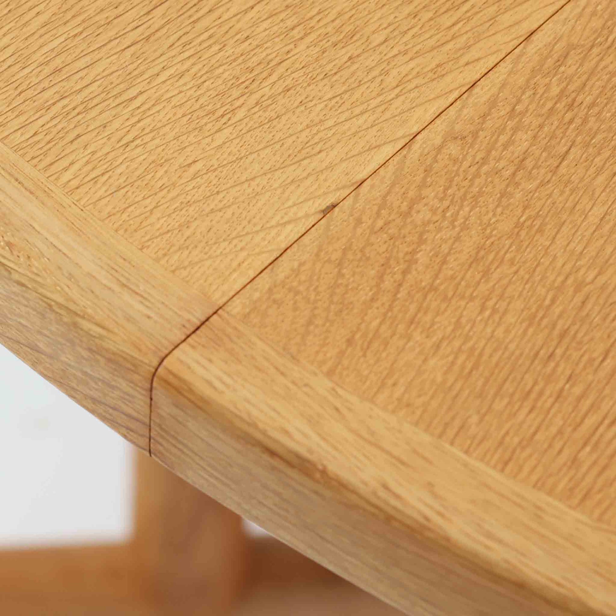 デンマークのデザイナー、Kurt Ostervig（カート・ウストヴィ）が手がけ、Jason Mobler社から発表された円形エクステンションダイニングテーブル。美しいオーク材の木目と、円形から楕円形へと広がる機能性を兼ね備えた一台です。交差する脚部の構造が彫刻的な存在感を放ち、視覚的な安定感も演出します。中央のリーフを追加することで来客時にも対応でき、実用性とデザイン性を両立。経年によるオーク材の味わい深い表情と丁寧な仕上げが、北欧ビンテージ家具ならではの魅力を感じさせます。ダイニングだけでなく、作業台としての使用にもおすすめです。