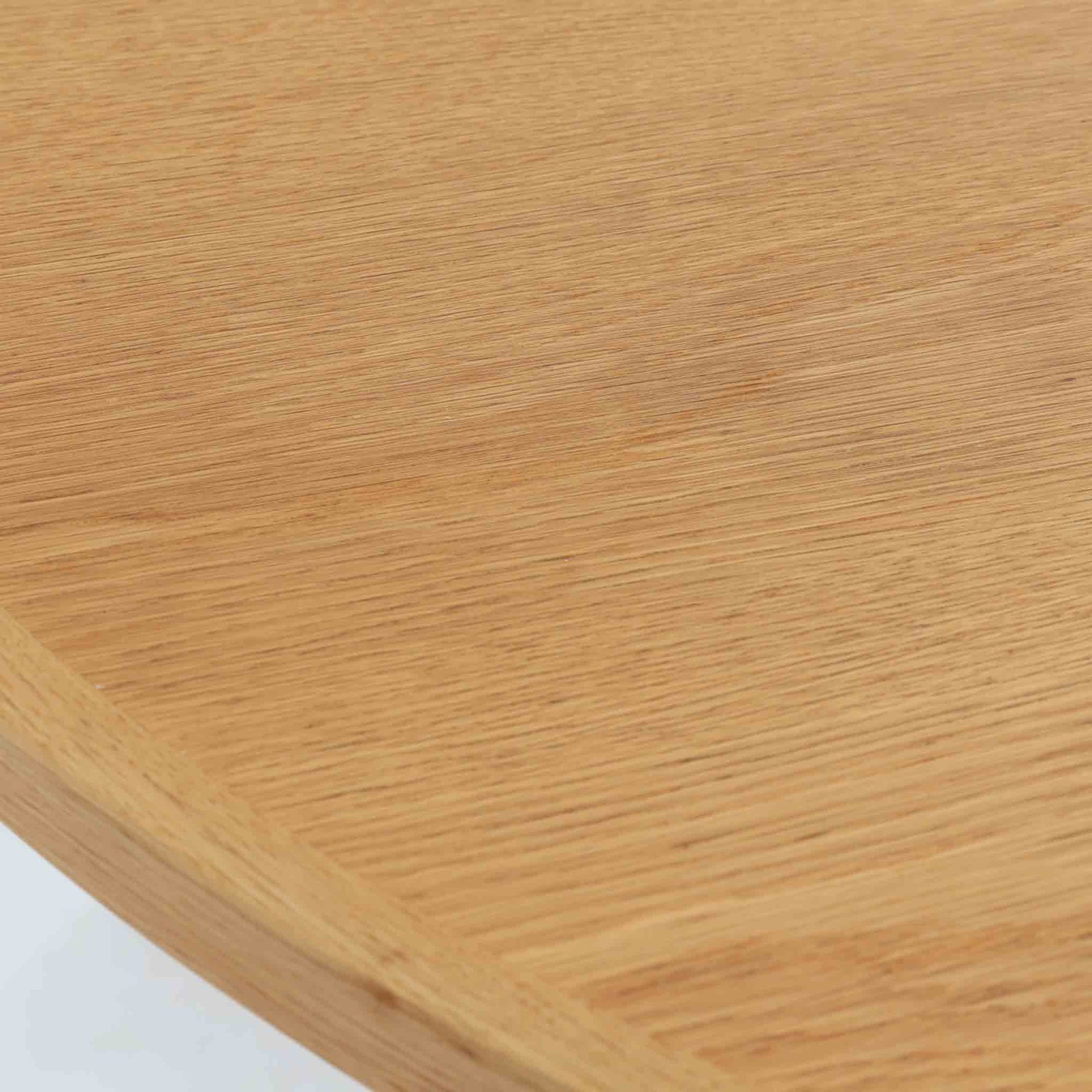 デンマークのデザイナー、Kurt Ostervig（カート・ウストヴィ）が手がけ、Jason Mobler社から発表された円形エクステンションダイニングテーブル。美しいオーク材の木目と、円形から楕円形へと広がる機能性を兼ね備えた一台です。交差する脚部の構造が彫刻的な存在感を放ち、視覚的な安定感も演出します。中央のリーフを追加することで来客時にも対応でき、実用性とデザイン性を両立。経年によるオーク材の味わい深い表情と丁寧な仕上げが、北欧ビンテージ家具ならではの魅力を感じさせます。ダイニングだけでなく、作業台としての使用にもおすすめです。