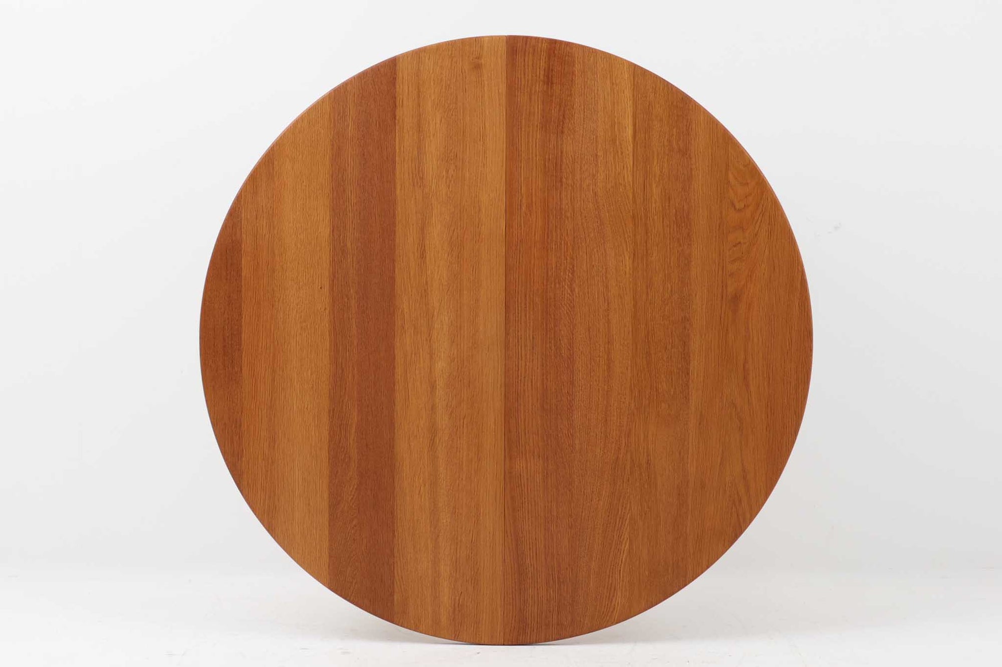 Kurt Ostervigデザインのダイニングテーブルです。天板には高級感漂うオーク無垢材が使用されています。天板の重量を支えるため、拡張用のレールには反りに強い鉄製のものが採用されています。また、拡張板には軽量で扱いやすいオーク突板材が使用されており、天板サイズの変更がしやすい様に設計されています。