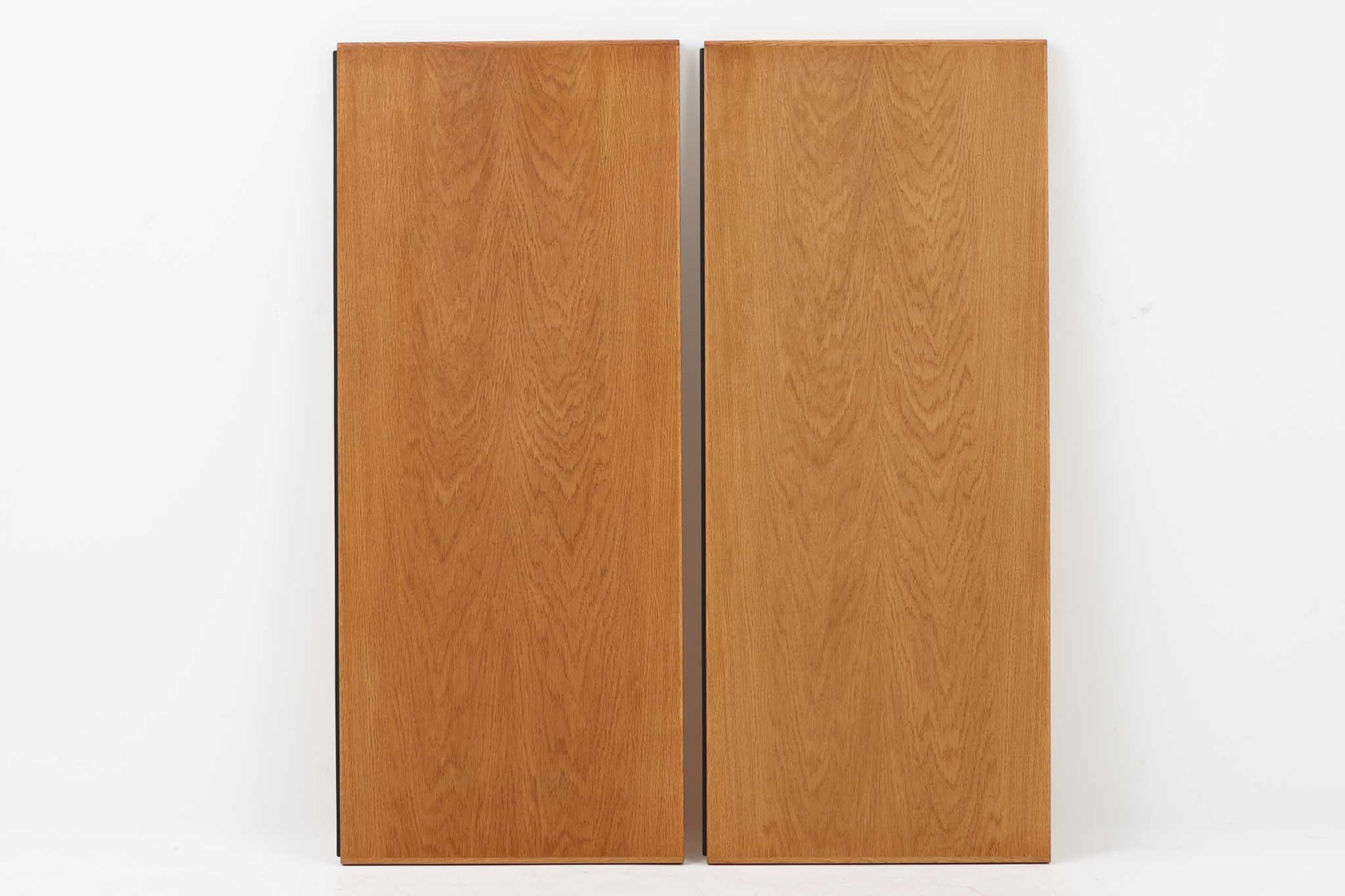 Kurt Ostervigデザインのダイニングテーブルです。天板には高級感漂うオーク無垢材が使用されています。天板の重量を支えるため、拡張用のレールには反りに強い鉄製のものが採用されています。また、拡張板には軽量で扱いやすいオーク突板材が使用されており、天板サイズの変更がしやすい様に設計されています。