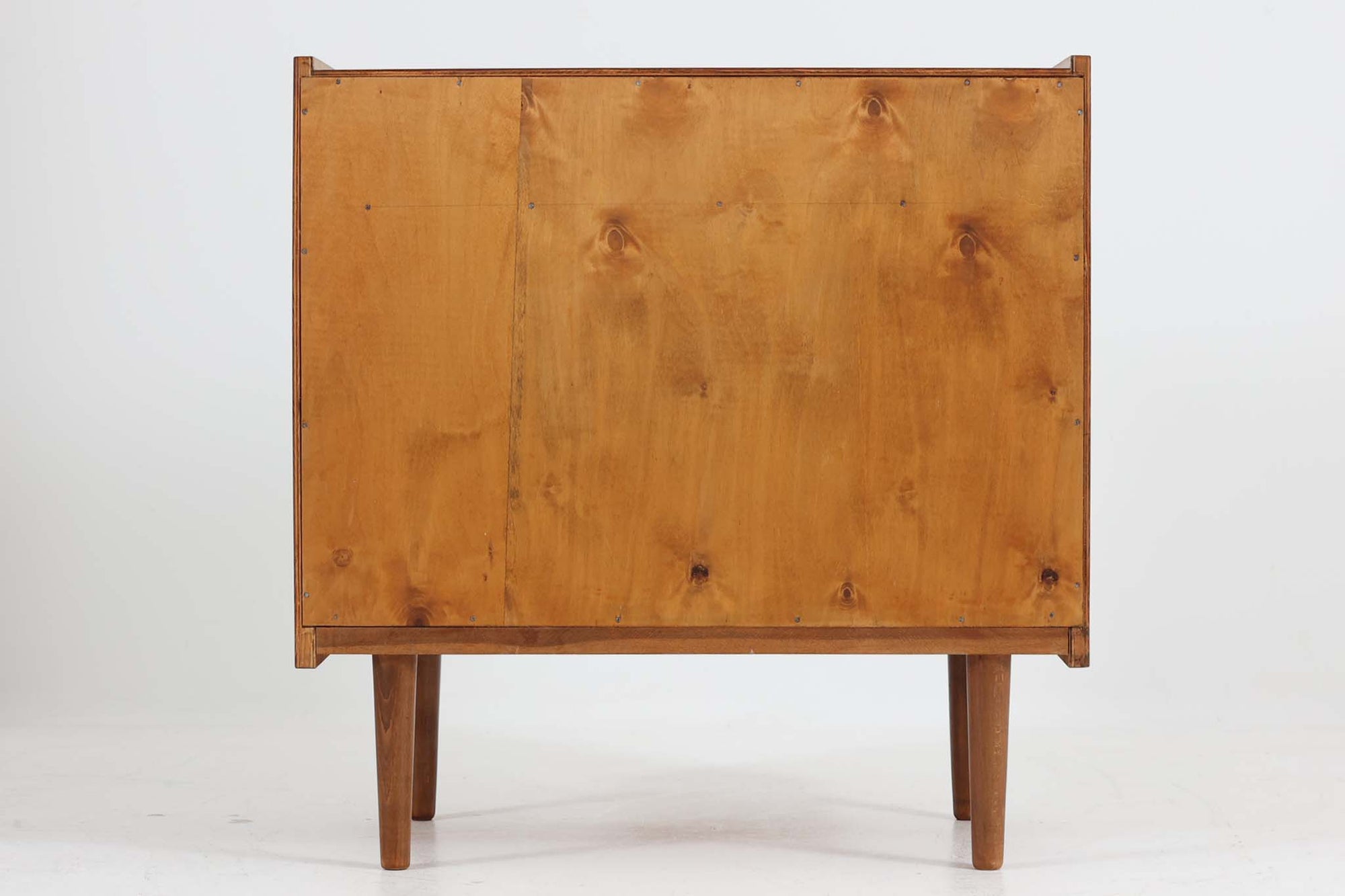 デンマークより買い付けたキャビネットです。引き戸と引き出し収納があり使い勝手も良好です。本体には良質なチーク材が使用されています。