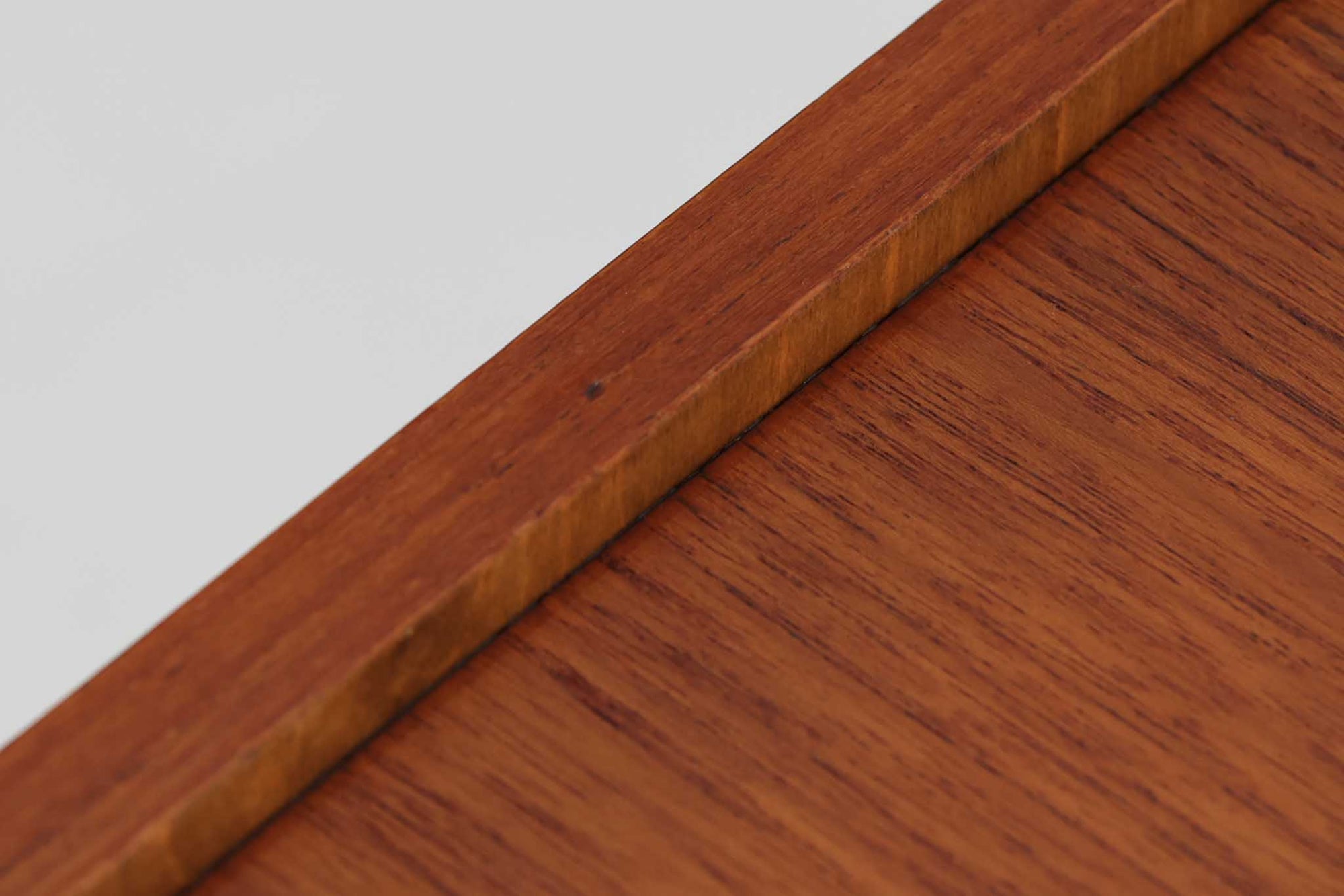 デンマークより買い付けたキャビネットです。引き戸と引き出し収納があり使い勝手も良好です。本体には良質なチーク材が使用されています。