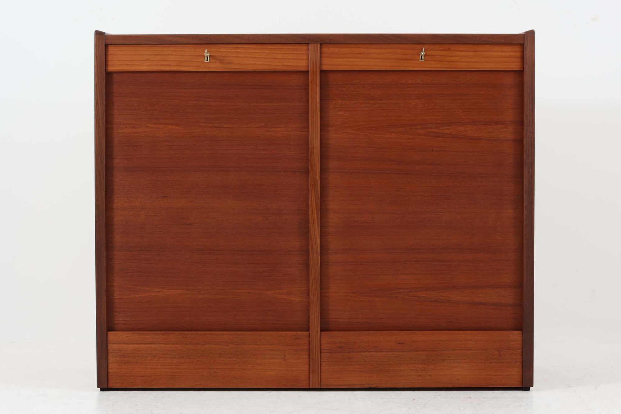 デンマーク製のキャビネットです。北欧家具らしい蛇腹式の扉が使用されています。引出も沢山ついていますので、使い勝手も良さそうです。チーク材が使用されていますので、明るめの色味も魅力的です。使用に伴う傷が見受けられますが、ビンテージ品ならではの雰囲気です。