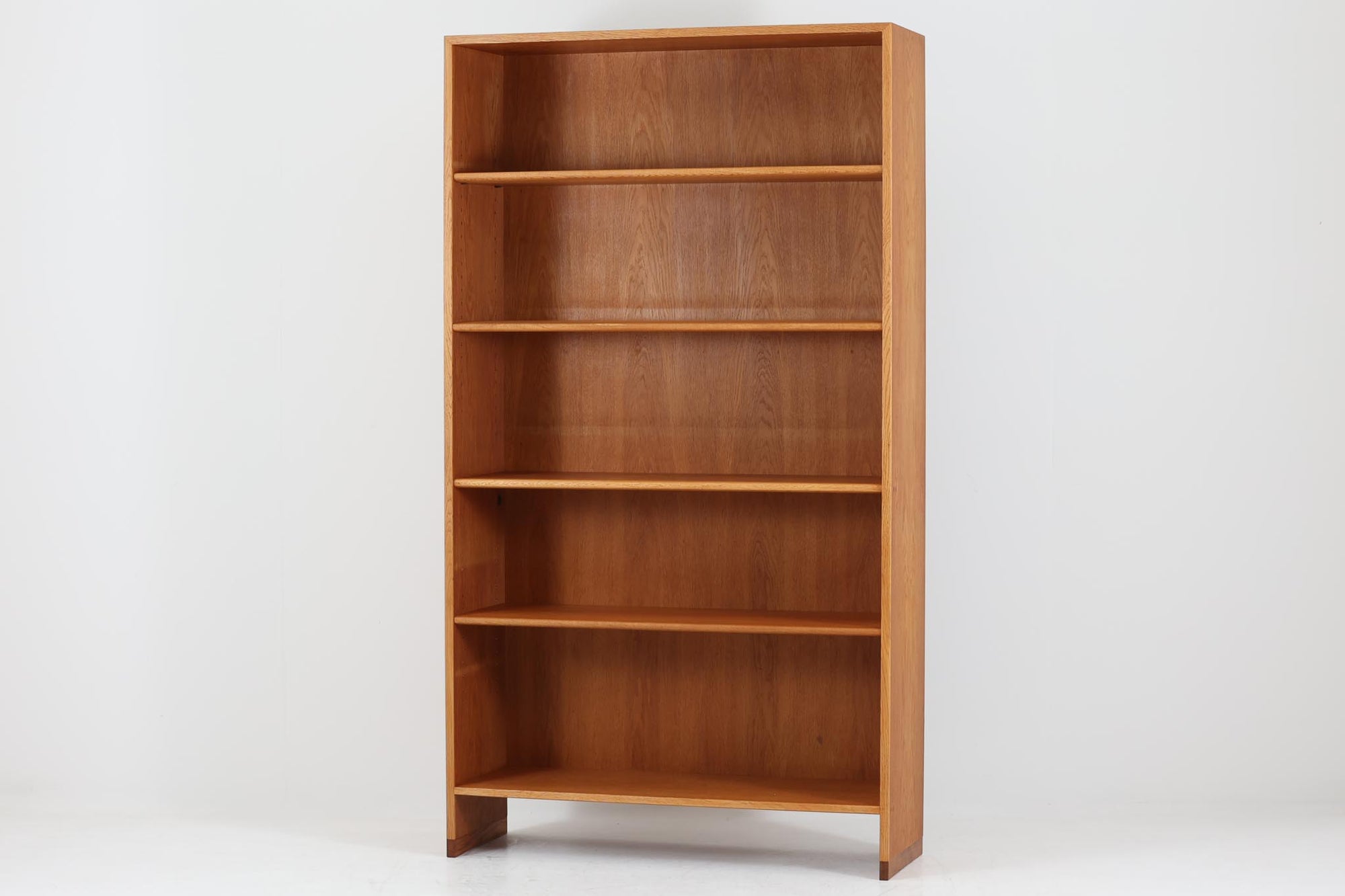 北欧より買い付けたHans J. Wegnerデザインのブックシェルフです。 彼のキャビネット類を数多く手がけたRY mobler社製の本棚です。本体はオーク材が使用されています。 シンプルなデザインながらも要所要所にウェグナーらしいデザインが施してあり、実用性にも優れている逸品です。