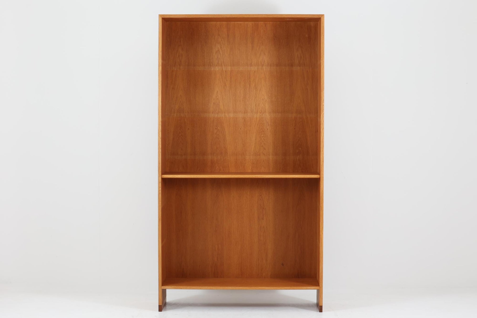 北欧より買い付けたHans J. Wegnerデザインのブックシェルフです。 彼のキャビネット類を数多く手がけたRY mobler社製の本棚です。本体はオーク材が使用されています。 シンプルなデザインながらも要所要所にウェグナーらしいデザインが施してあり、実用性にも優れている逸品です。