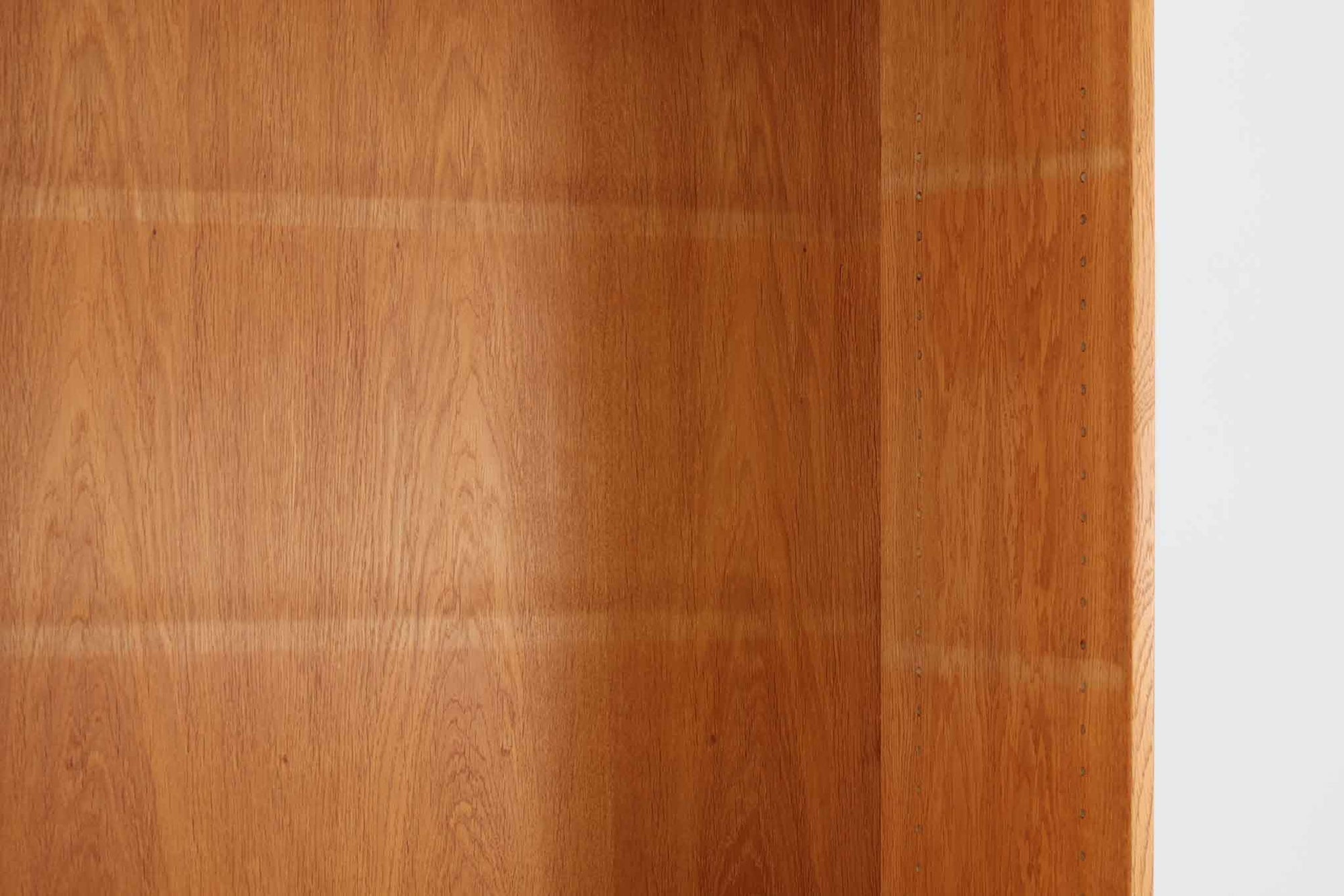 北欧より買い付けたHans J. Wegnerデザインのブックシェルフです。 彼のキャビネット類を数多く手がけたRY mobler社製の本棚です。本体はオーク材が使用されています。 シンプルなデザインながらも要所要所にウェグナーらしいデザインが施してあり、実用性にも優れている逸品です。