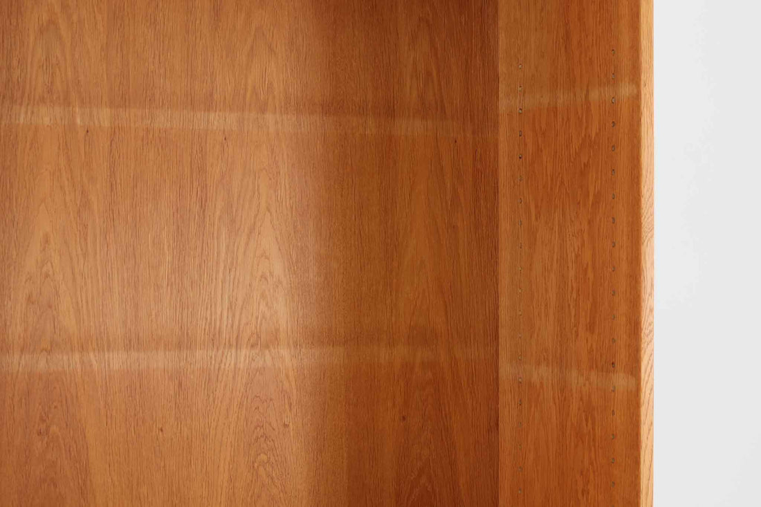 北欧より買い付けたHans J. Wegnerデザインのブックシェルフです。 彼のキャビネット類を数多く手がけたRY mobler社製の本棚です。本体はオーク材が使用されています。 シンプルなデザインながらも要所要所にウェグナーらしいデザインが施してあり、実用性にも優れている逸品です。