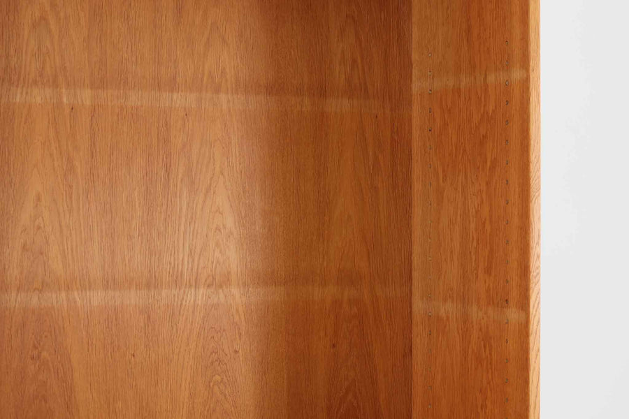 北欧より買い付けたHans J. Wegnerデザインのブックシェルフです。 彼のキャビネット類を数多く手がけたRY mobler社製の本棚です。本体はオーク材が使用されています。 シンプルなデザインながらも要所要所にウェグナーらしいデザインが施してあり、実用性にも優れている逸品です。