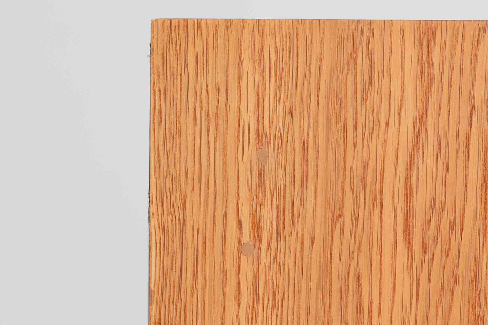 北欧より買い付けたHans J. Wegnerデザインのブックシェルフです。 彼のキャビネット類を数多く手がけたRY mobler社製の本棚です。本体はオーク材が使用されています。 シンプルなデザインながらも要所要所にウェグナーらしいデザインが施してあり、実用性にも優れている逸品です。