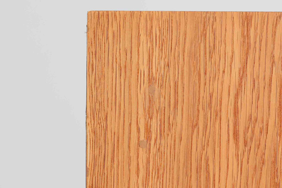 北欧より買い付けたHans J. Wegnerデザインのブックシェルフです。 彼のキャビネット類を数多く手がけたRY mobler社製の本棚です。本体はオーク材が使用されています。 シンプルなデザインながらも要所要所にウェグナーらしいデザインが施してあり、実用性にも優れている逸品です。