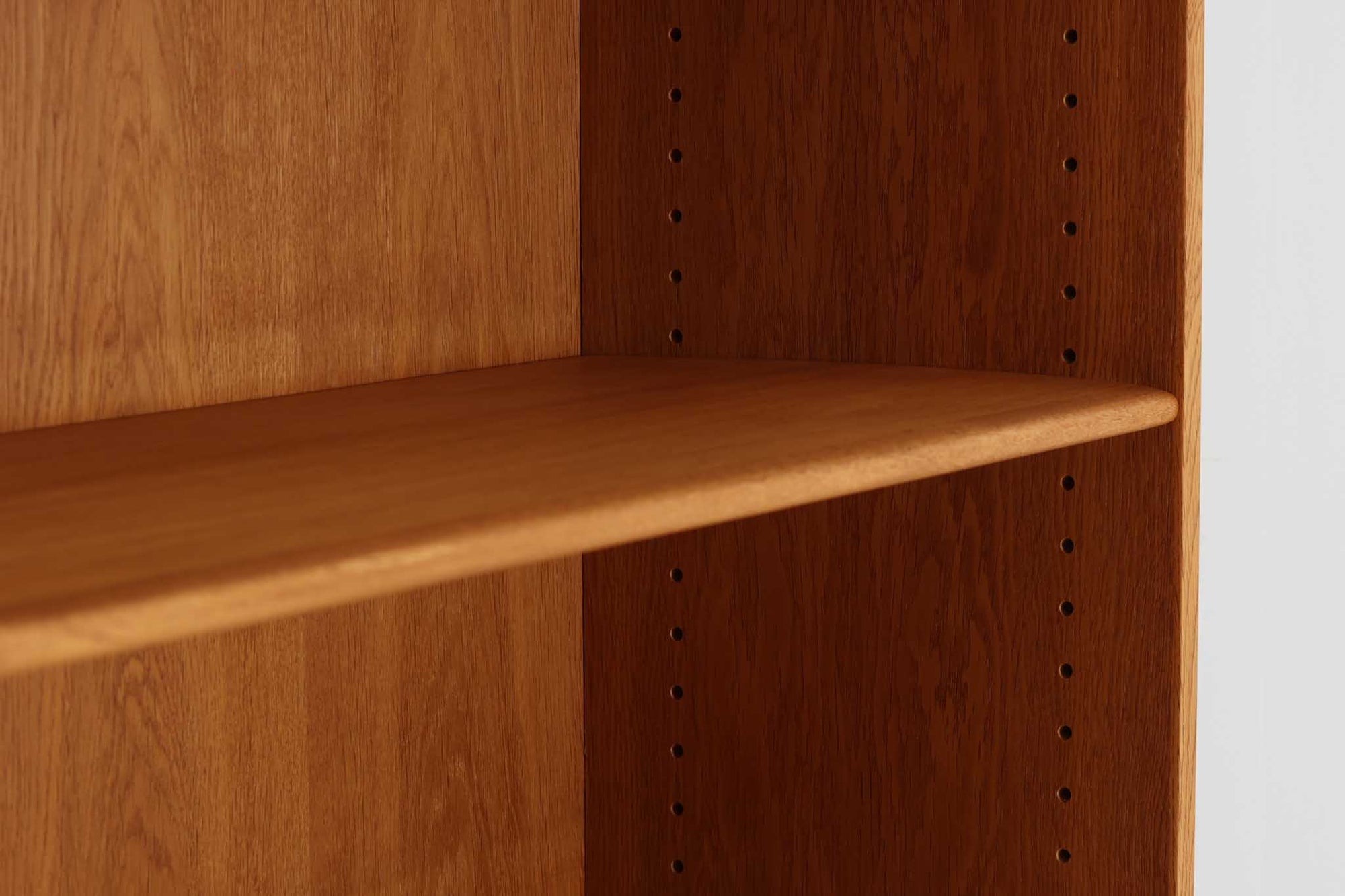 北欧より買い付けたHans J. Wegnerデザインのブックシェルフです。 彼のキャビネット類を数多く手がけたRY mobler社製の本棚です。本体はオーク材が使用されています。 シンプルなデザインながらも要所要所にウェグナーらしいデザインが施してあり、実用性にも優れている逸品です。