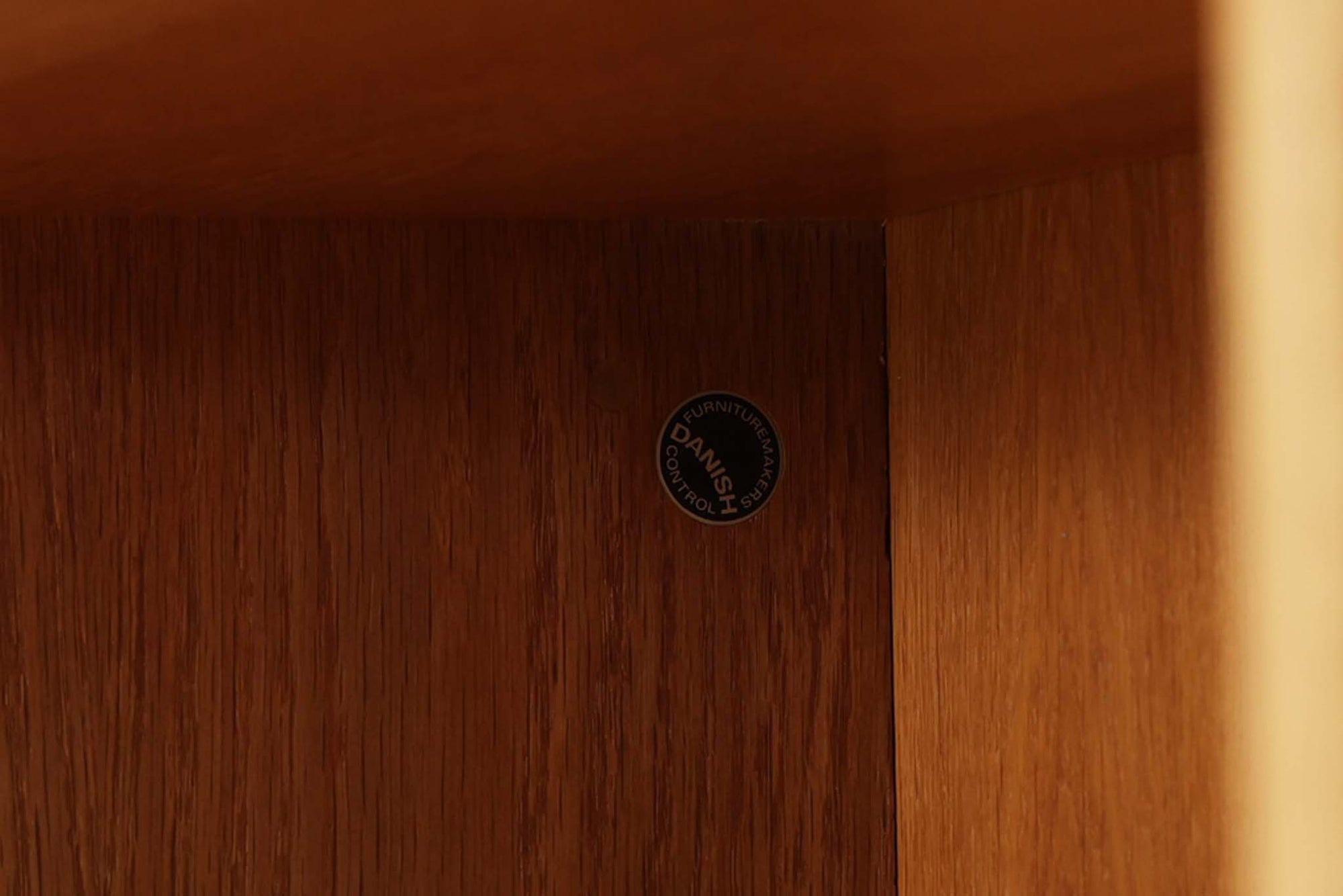 北欧より買い付けたHans J. Wegnerデザインのブックシェルフです。 彼のキャビネット類を数多く手がけたRY mobler社製の本棚です。本体はオーク材が使用されています。 シンプルなデザインながらも要所要所にウェグナーらしいデザインが施してあり、実用性にも優れている逸品です。