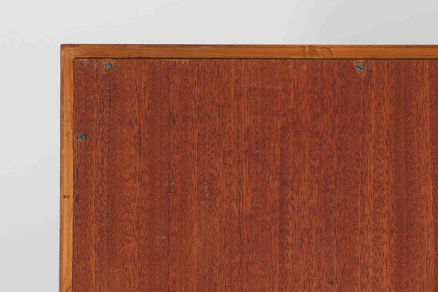 北欧より買い付けたHans J. Wegnerデザインのブックシェルフです。 彼のキャビネット類を数多く手がけたRY mobler社製の本棚です。本体はオーク材が使用されています。 シンプルなデザインながらも要所要所にウェグナーらしいデザインが施してあり、実用性にも優れている逸品です。