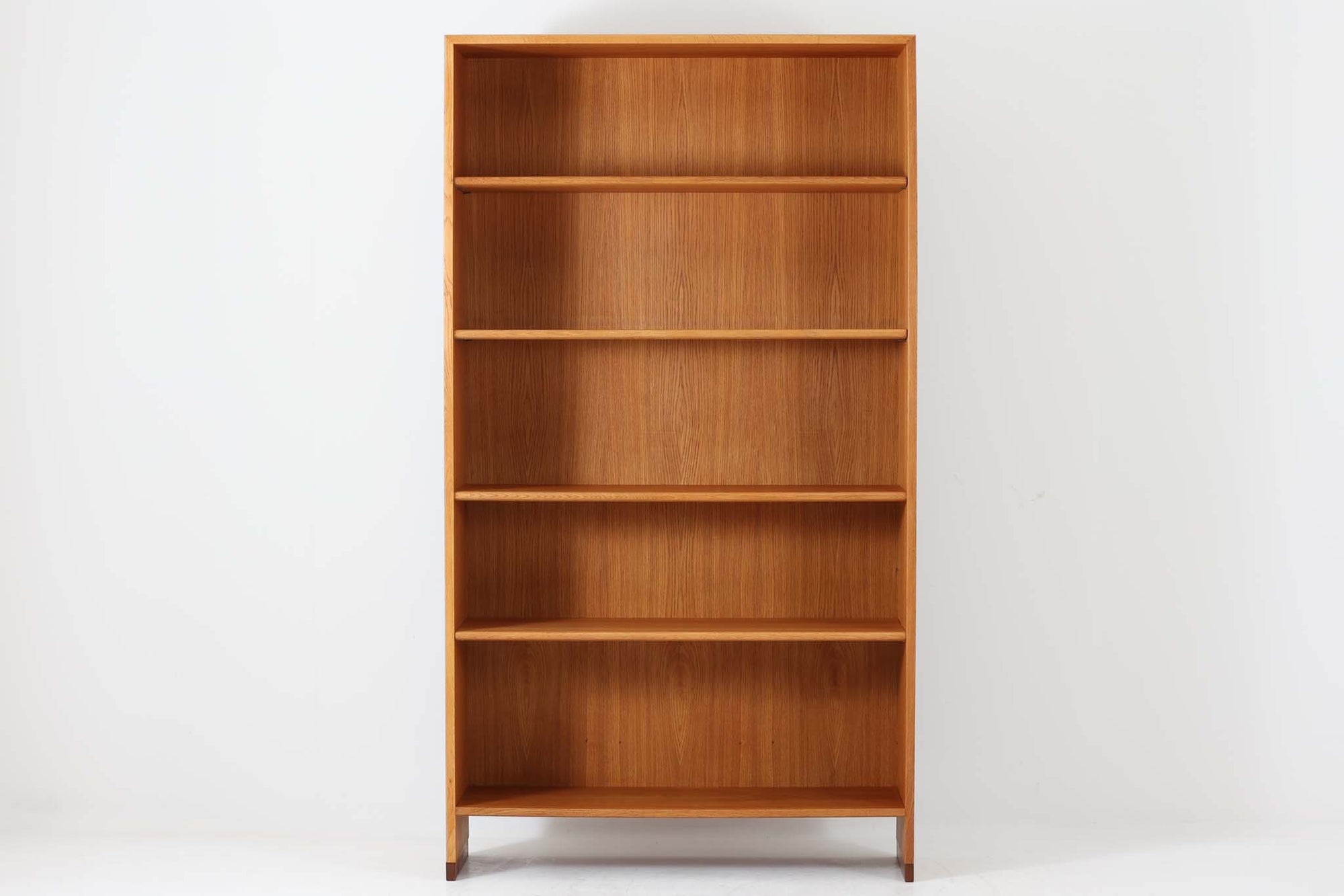 北欧より買い付けたHans J. Wegnerデザインのブックシェルフです。 彼のキャビネット類を数多く手がけたRY mobler社製の本棚です。本体はオーク材が使用されています。 シンプルなデザインながらも要所要所にウェグナーらしいデザインが施してあり、実用性にも優れている逸品です。高さがあるため使用中には見えにくいですが、天板に輪染みがあるため、お求めやすい価格に設定しています。