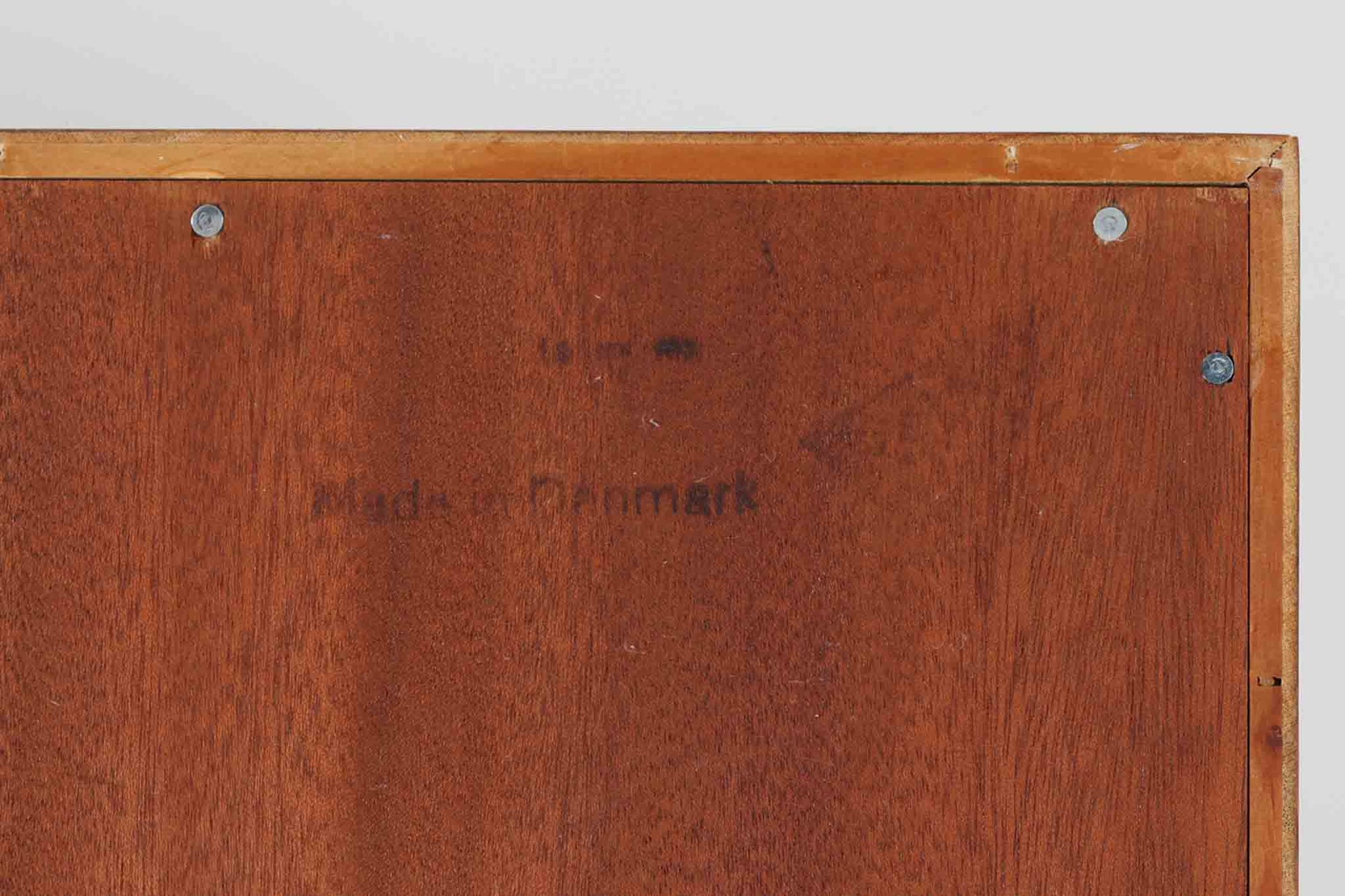 北欧より買い付けたHans J. Wegnerデザインのブックシェルフです。 彼のキャビネット類を数多く手がけたRY mobler社製の本棚です。本体はオーク材が使用されています。 シンプルなデザインながらも要所要所にウェグナーらしいデザインが施してあり、実用性にも優れている逸品です。高さがあるため使用中には見えにくいですが、天板に輪染みがあるため、お求めやすい価格に設定しています。