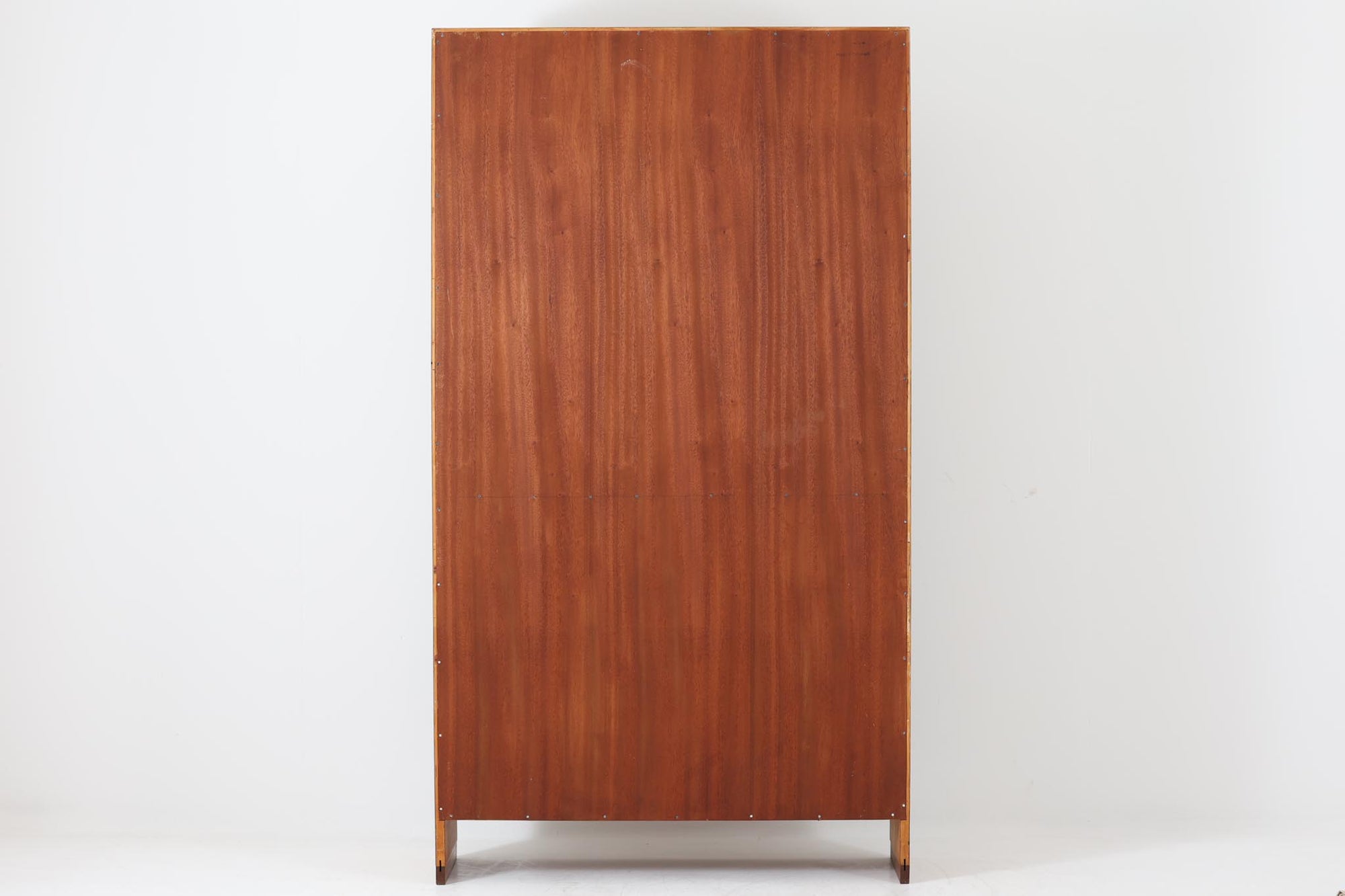 北欧より買い付けたHans J. Wegnerデザインのブックシェルフです。 彼のキャビネット類を数多く手がけたRY mobler社製の本棚です。本体はオーク材が使用されています。 シンプルなデザインながらも要所要所にウェグナーらしいデザインが施してあり、実用性にも優れている逸品です。高さがあるため使用中には見えにくいですが、天板に輪染みがあるため、お求めやすい価格に設定しています。