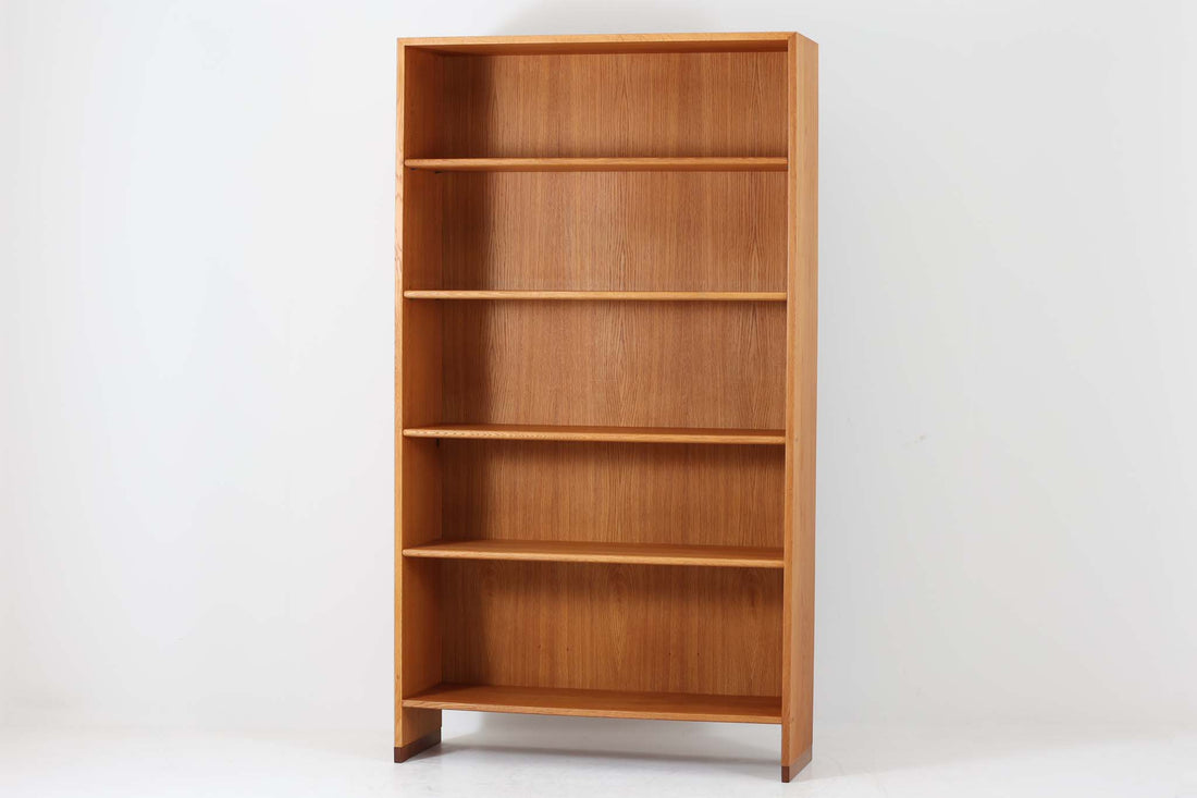北欧より買い付けたHans J. Wegnerデザインのブックシェルフです。 彼のキャビネット類を数多く手がけたRY mobler社製の本棚です。本体はオーク材が使用されています。 シンプルなデザインながらも要所要所にウェグナーらしいデザインが施してあり、実用性にも優れている逸品です。高さがあるため使用中には見えにくいですが、天板に輪染みがあるため、お求めやすい価格に設定しています。