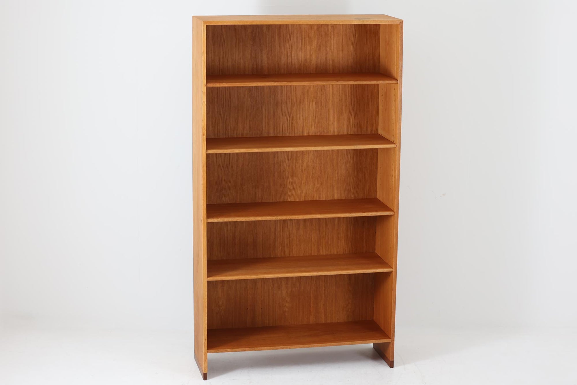 北欧より買い付けたHans J. Wegnerデザインのブックシェルフです。 彼のキャビネット類を数多く手がけたRY mobler社製の本棚です。本体はオーク材が使用されています。 シンプルなデザインながらも要所要所にウェグナーらしいデザインが施してあり、実用性にも優れている逸品です。高さがあるため使用中には見えにくいですが、天板に輪染みがあるため、お求めやすい価格に設定しています。