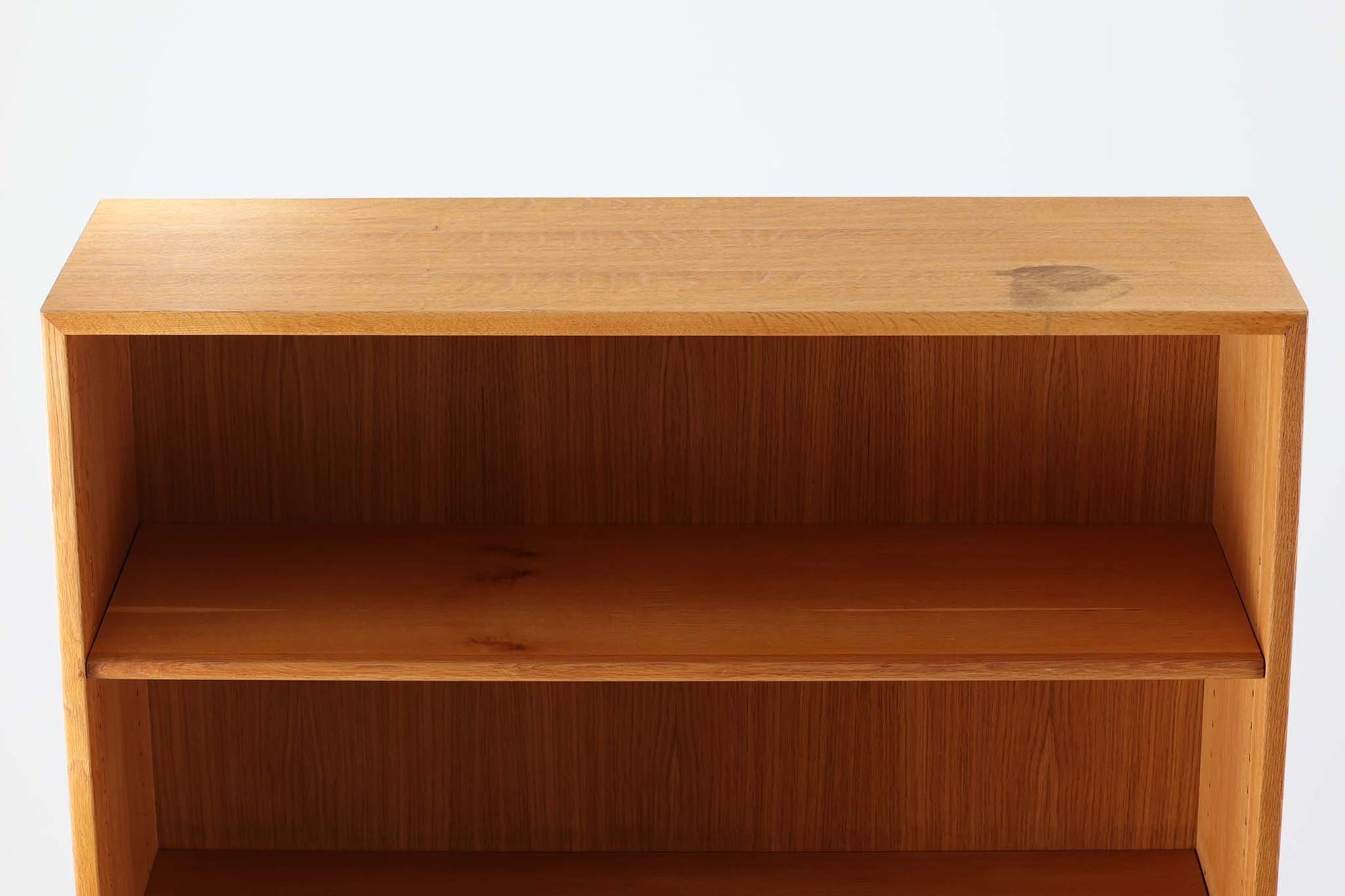 北欧より買い付けたHans J. Wegnerデザインのブックシェルフです。 彼のキャビネット類を数多く手がけたRY mobler社製の本棚です。本体はオーク材が使用されています。 シンプルなデザインながらも要所要所にウェグナーらしいデザインが施してあり、実用性にも優れている逸品です。高さがあるため使用中には見えにくいですが、天板に輪染みがあるため、お求めやすい価格に設定しています。