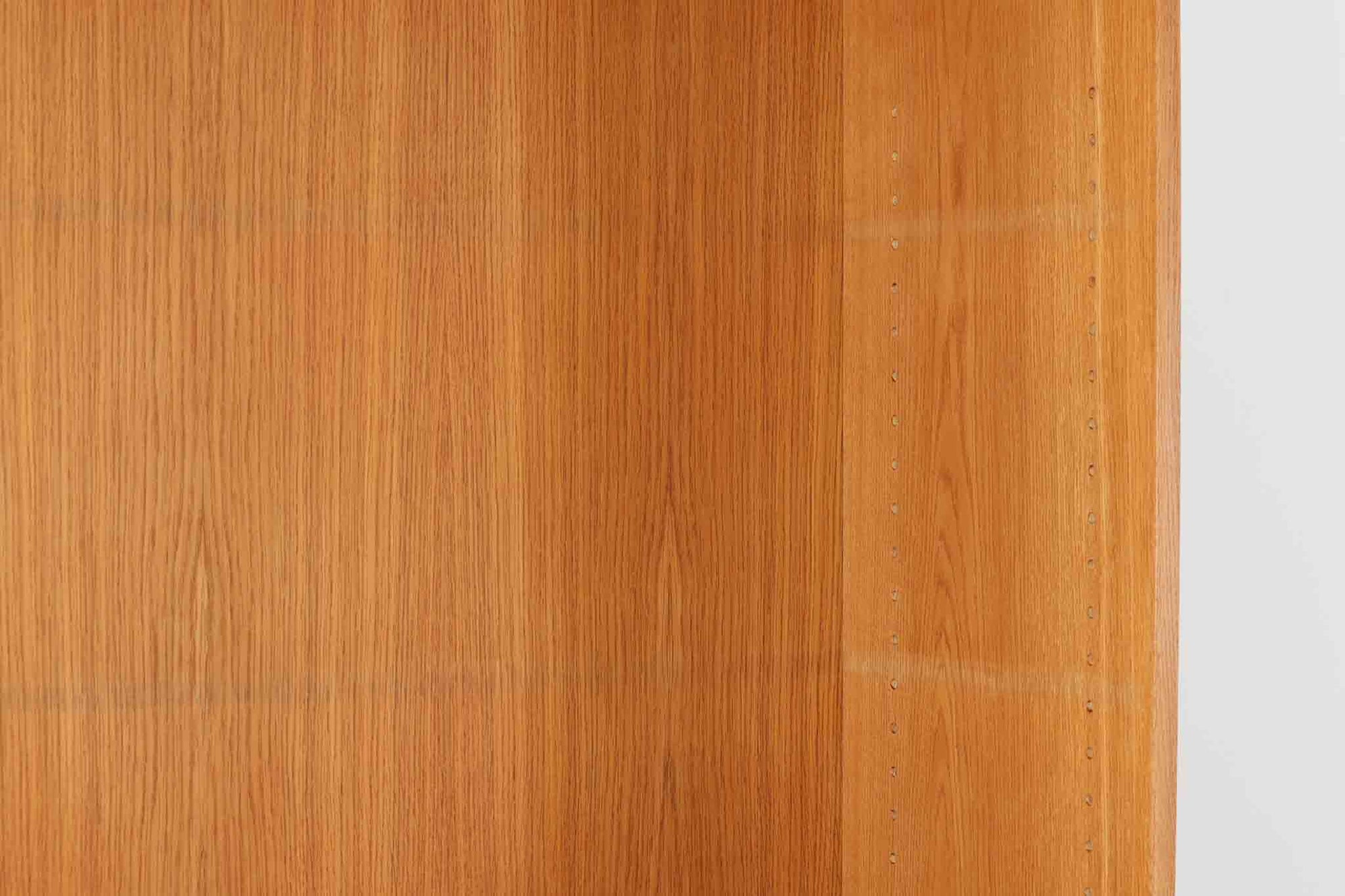 北欧より買い付けたHans J. Wegnerデザインのブックシェルフです。 彼のキャビネット類を数多く手がけたRY mobler社製の本棚です。本体はオーク材が使用されています。 シンプルなデザインながらも要所要所にウェグナーらしいデザインが施してあり、実用性にも優れている逸品です。高さがあるため使用中には見えにくいですが、天板に輪染みがあるため、お求めやすい価格に設定しています。